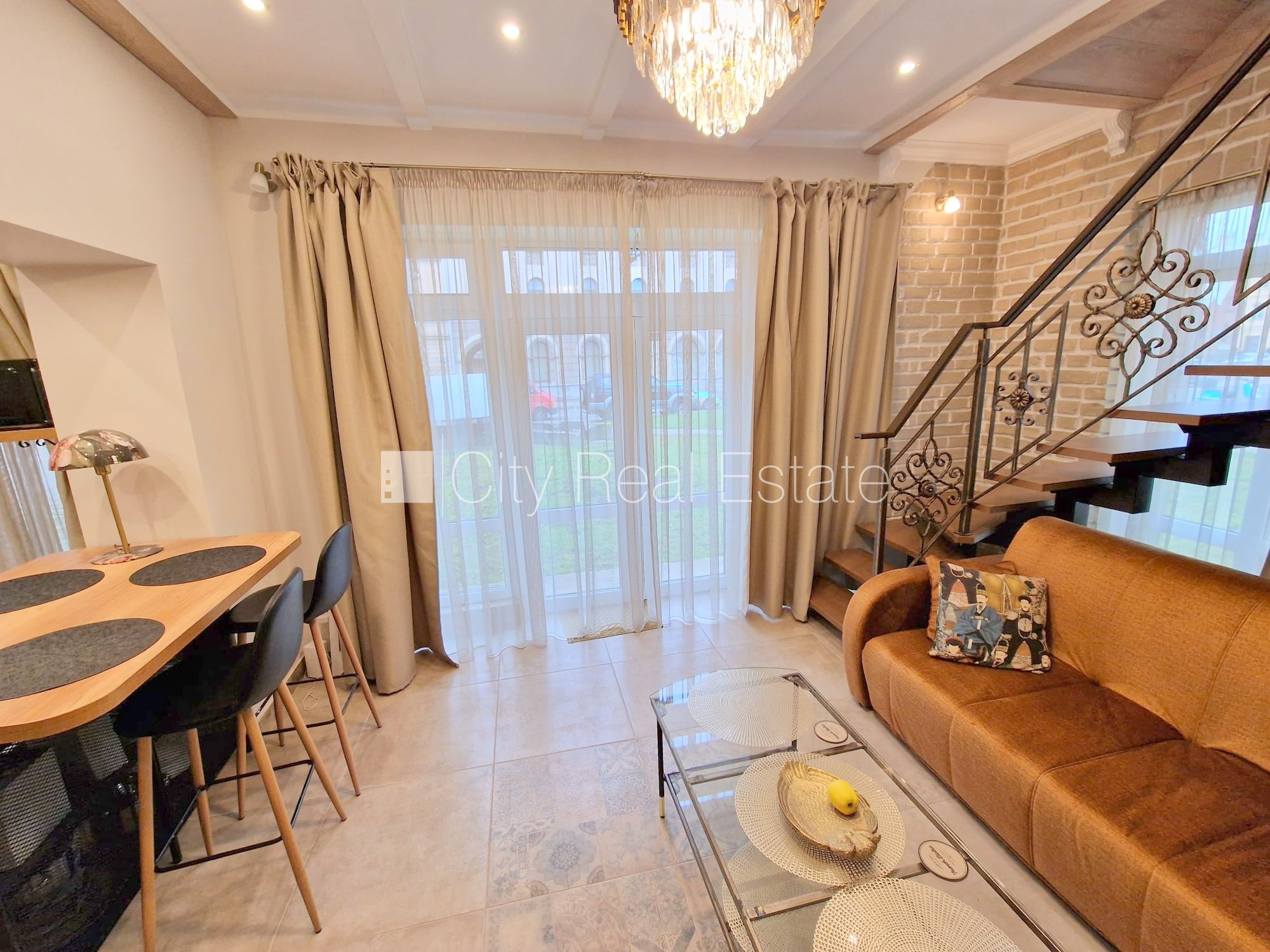 Sludinājumi. Fasādes māja, zaļā teritorija, slēgts pagalms, ieeja no ielas un pagalma, logi vērsti mājas abās Cena: 600 EUR/mēn Foto #6