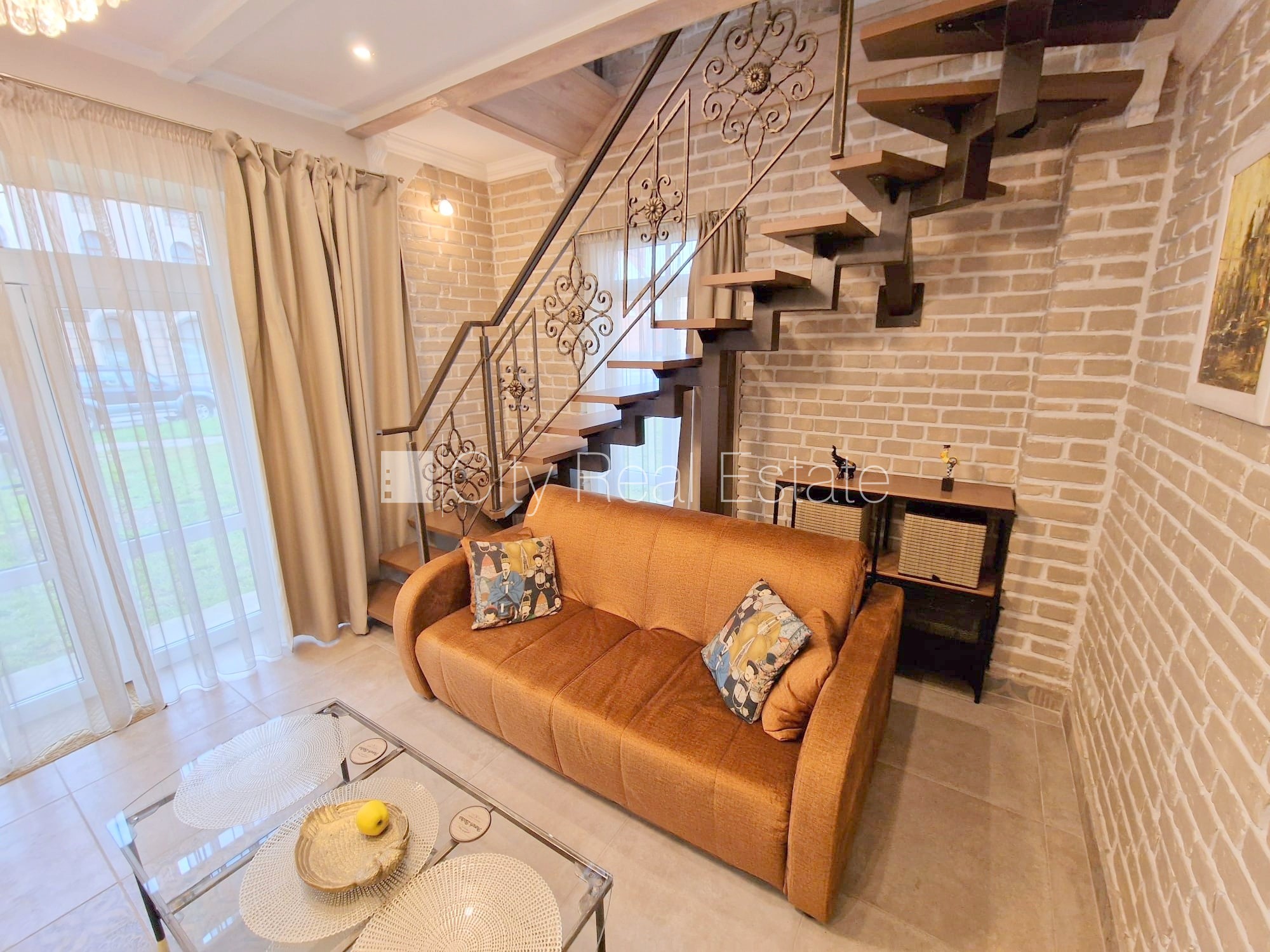 Sludinājumi. Fasādes māja, zaļā teritorija, slēgts pagalms, ieeja no ielas un pagalma, logi vērsti mājas abās Cena: 600 EUR/mēn Foto #5