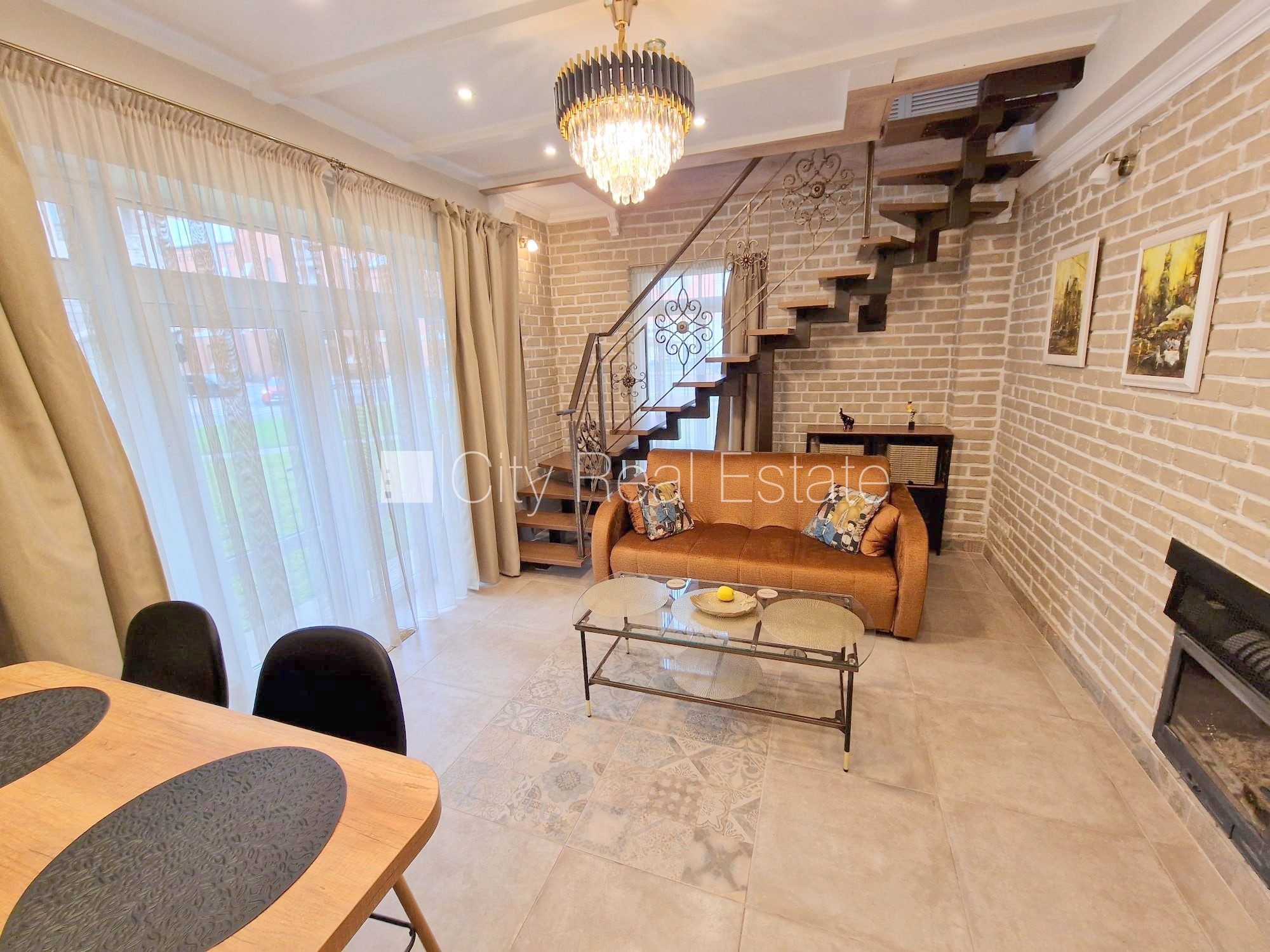 Sludinājumi. Fasādes māja, zaļā teritorija, slēgts pagalms, ieeja no ielas un pagalma, logi vērsti mājas abās Cena: 600 EUR/mēn Foto #1