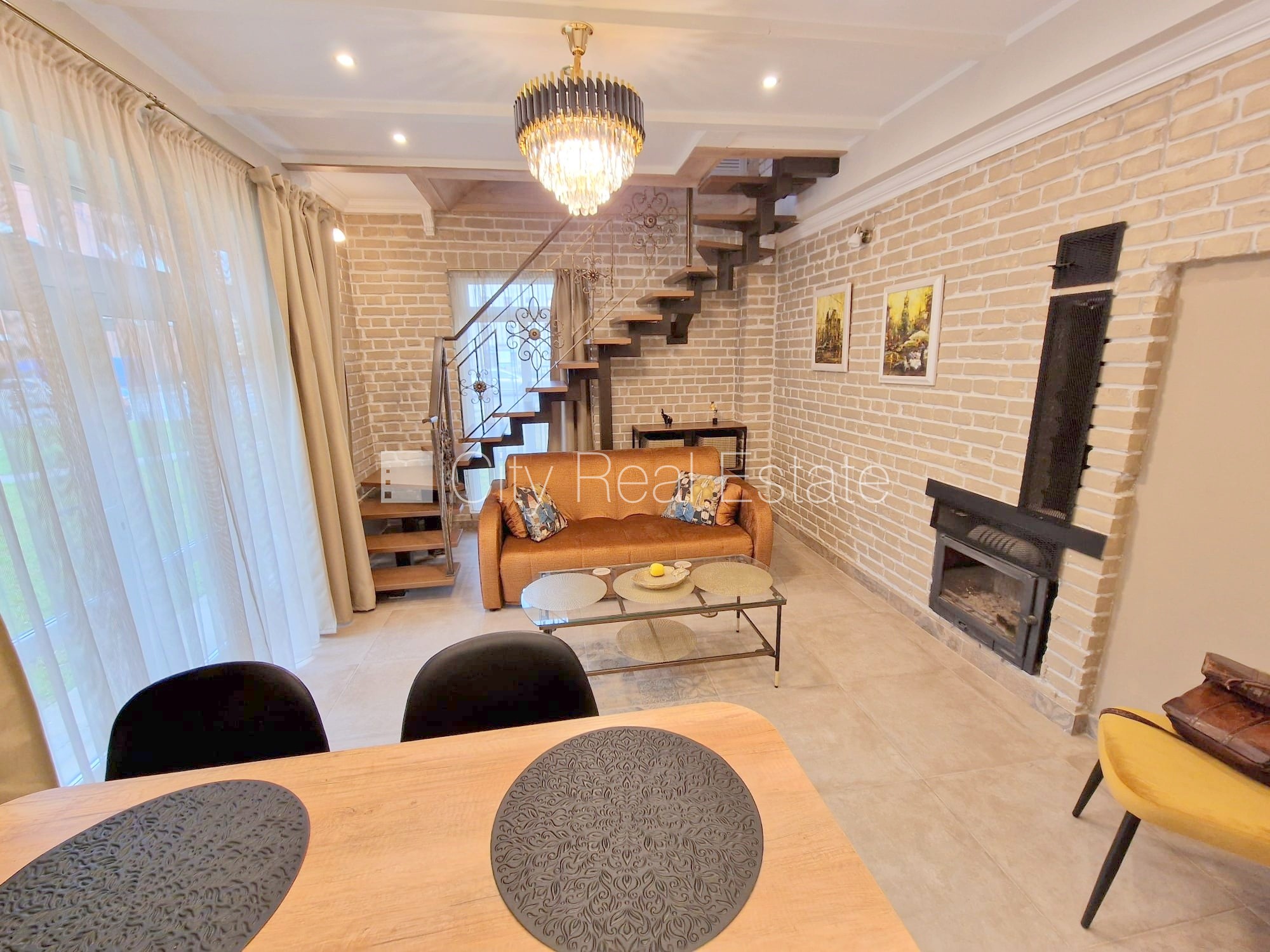 Sludinājumi. Fasādes māja, zaļā teritorija, slēgts pagalms, ieeja no ielas un pagalma, logi vērsti mājas abās Cena: 600 EUR/mēn Foto #2