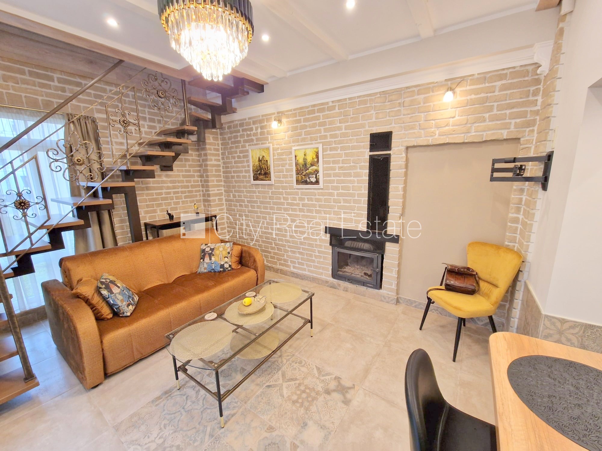 Sludinājumi. Fasādes māja, zaļā teritorija, slēgts pagalms, ieeja no ielas un pagalma, logi vērsti mājas abās Cena: 600 EUR/mēn Foto #4