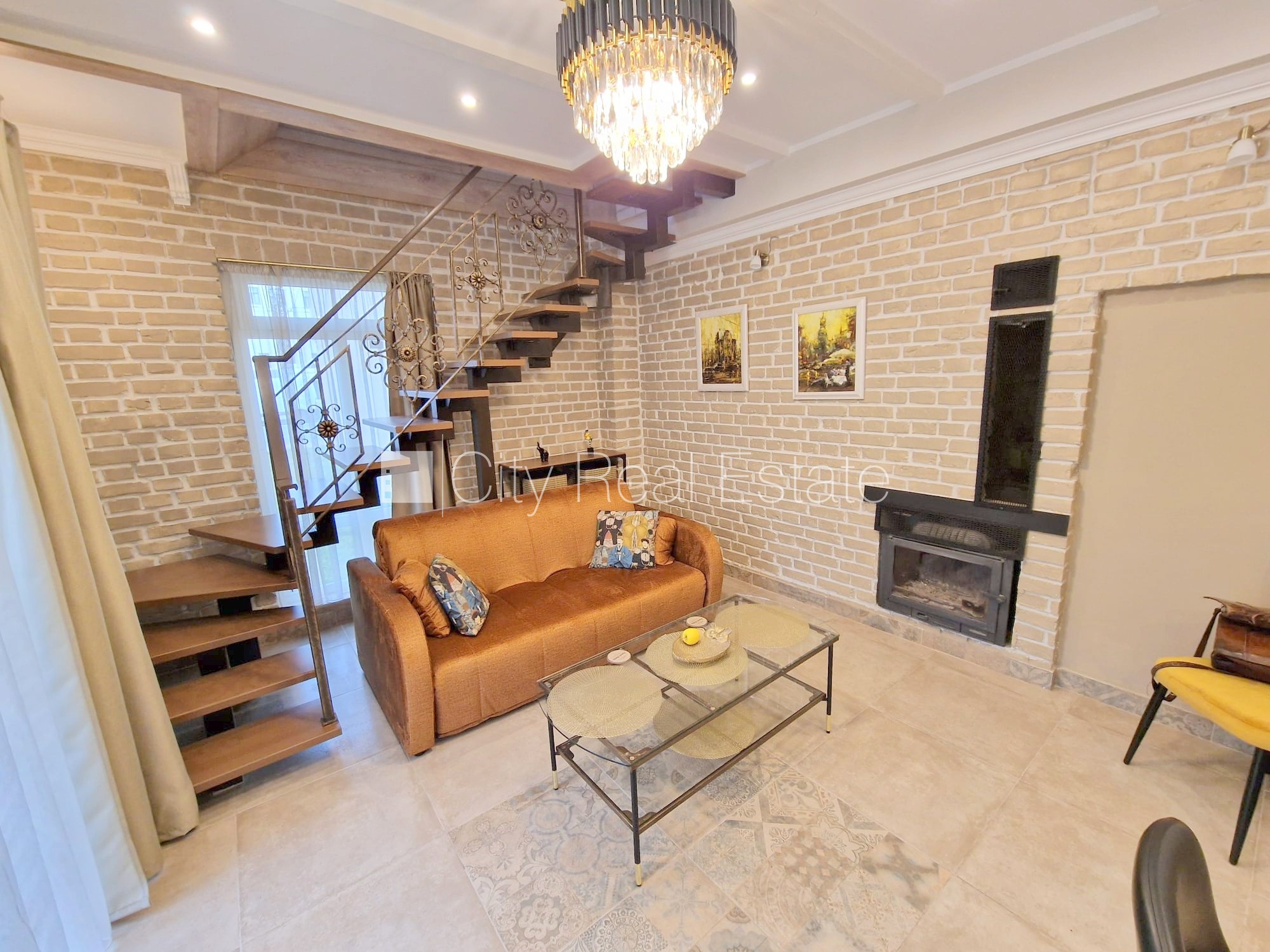 Sludinājumi. Fasādes māja, zaļā teritorija, slēgts pagalms, ieeja no ielas un pagalma, logi vērsti mājas abās Cena: 600 EUR/mēn Foto #3