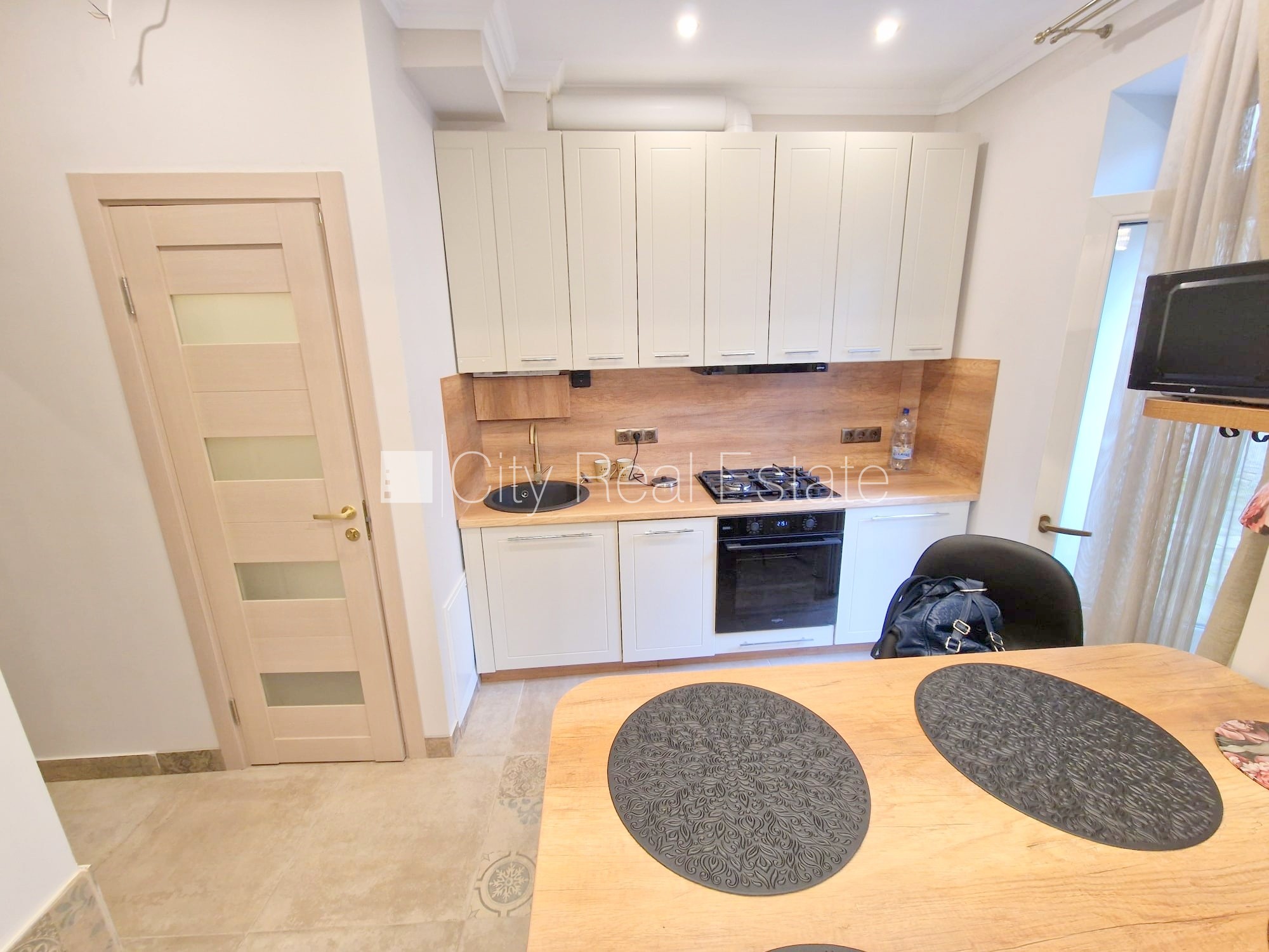 Sludinājumi. Fasādes māja, zaļā teritorija, slēgts pagalms, ieeja no ielas un pagalma, logi vērsti mājas abās Cena: 600 EUR/mēn Foto #8