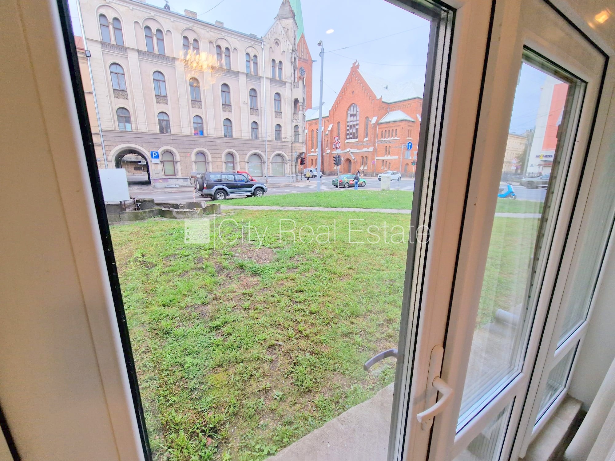 Sludinājumi. Fasādes māja, zaļā teritorija, slēgts pagalms, ieeja no ielas un pagalma, logi vērsti mājas abās Cena: 600 EUR/mēn Foto #14