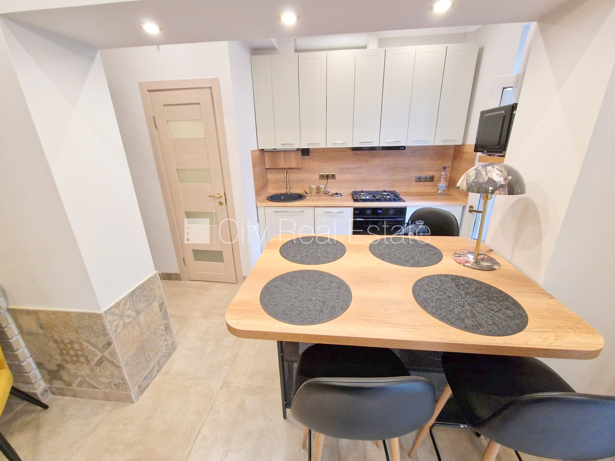 Sludinājumi. Fasādes māja, zaļā teritorija, slēgts pagalms, ieeja no ielas un pagalma, logi vērsti mājas abās Cena: 600 EUR/mēn Foto #7