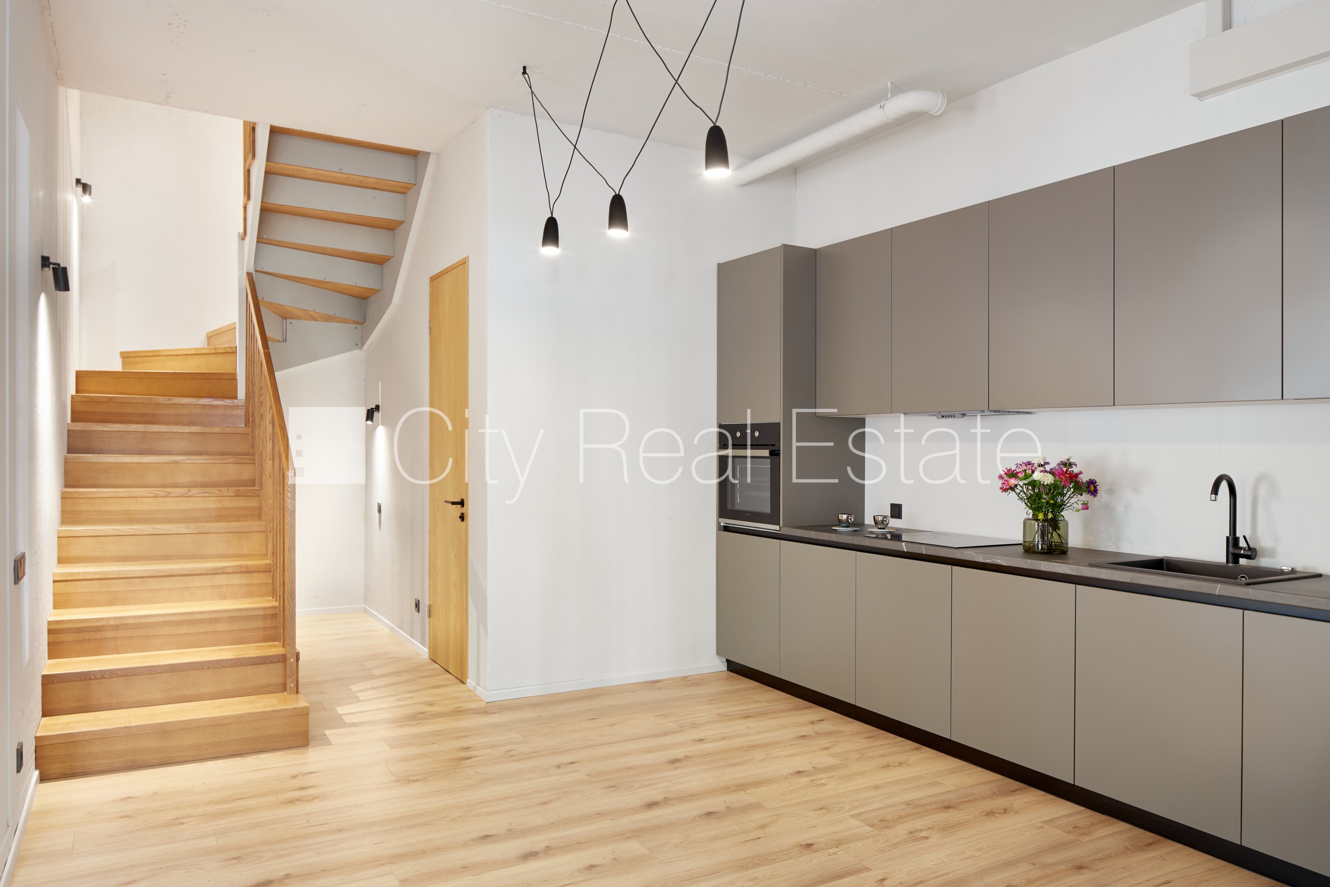 Sludinājumi. Privātmāja, energo efektīva māja, labiekārtota apzaļumota teritorija, slēgta teritorija, vieta Cena: 1250 EUR/mēn Foto #2