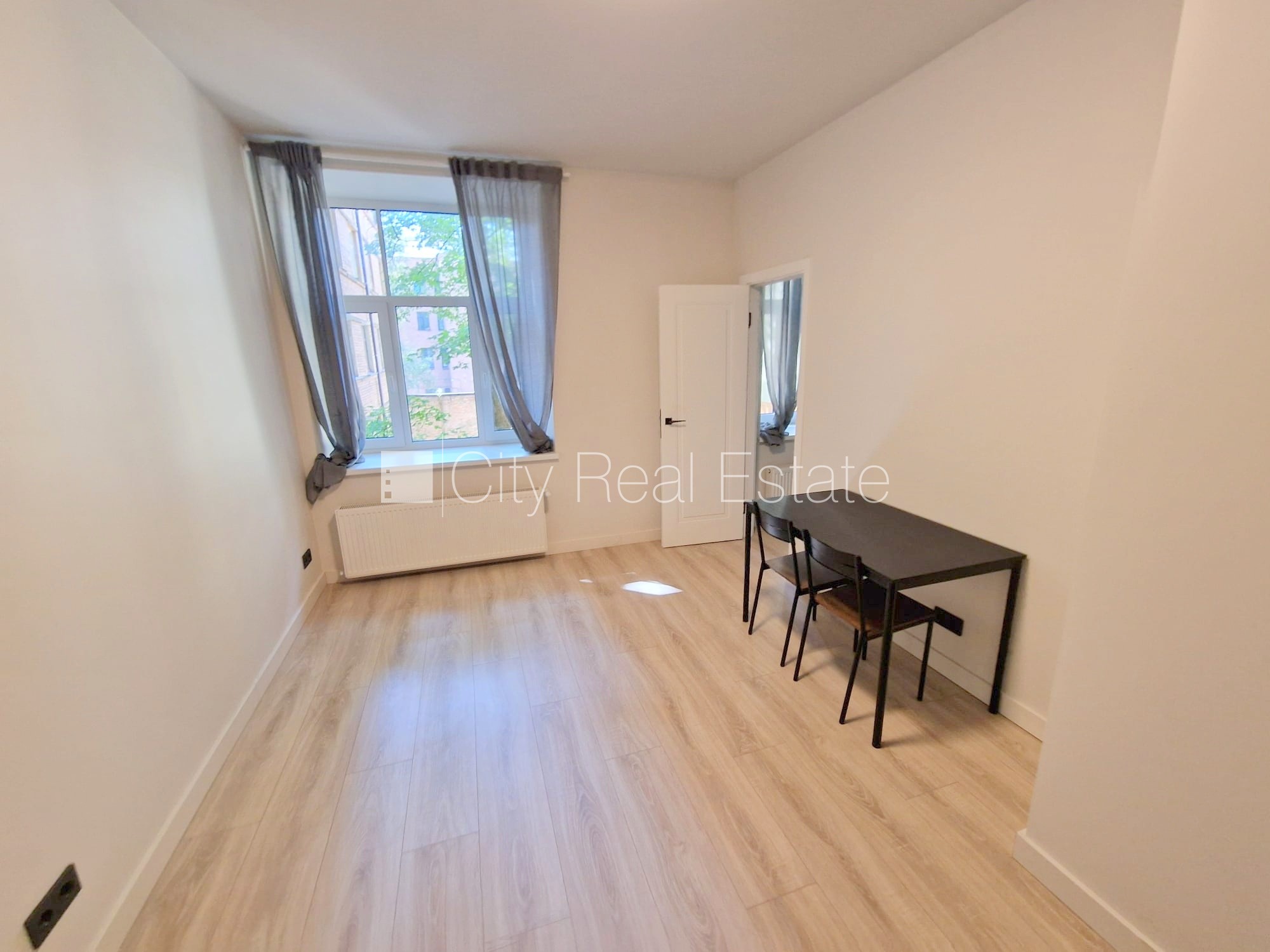 Sludinājumi. Fasādes māja, renovēta māja, slēgts pagalms, ieeja no ielas, ir lifts, kāpņu telpa pēc kapitālā Cena: 510 EUR/mēn Foto #4