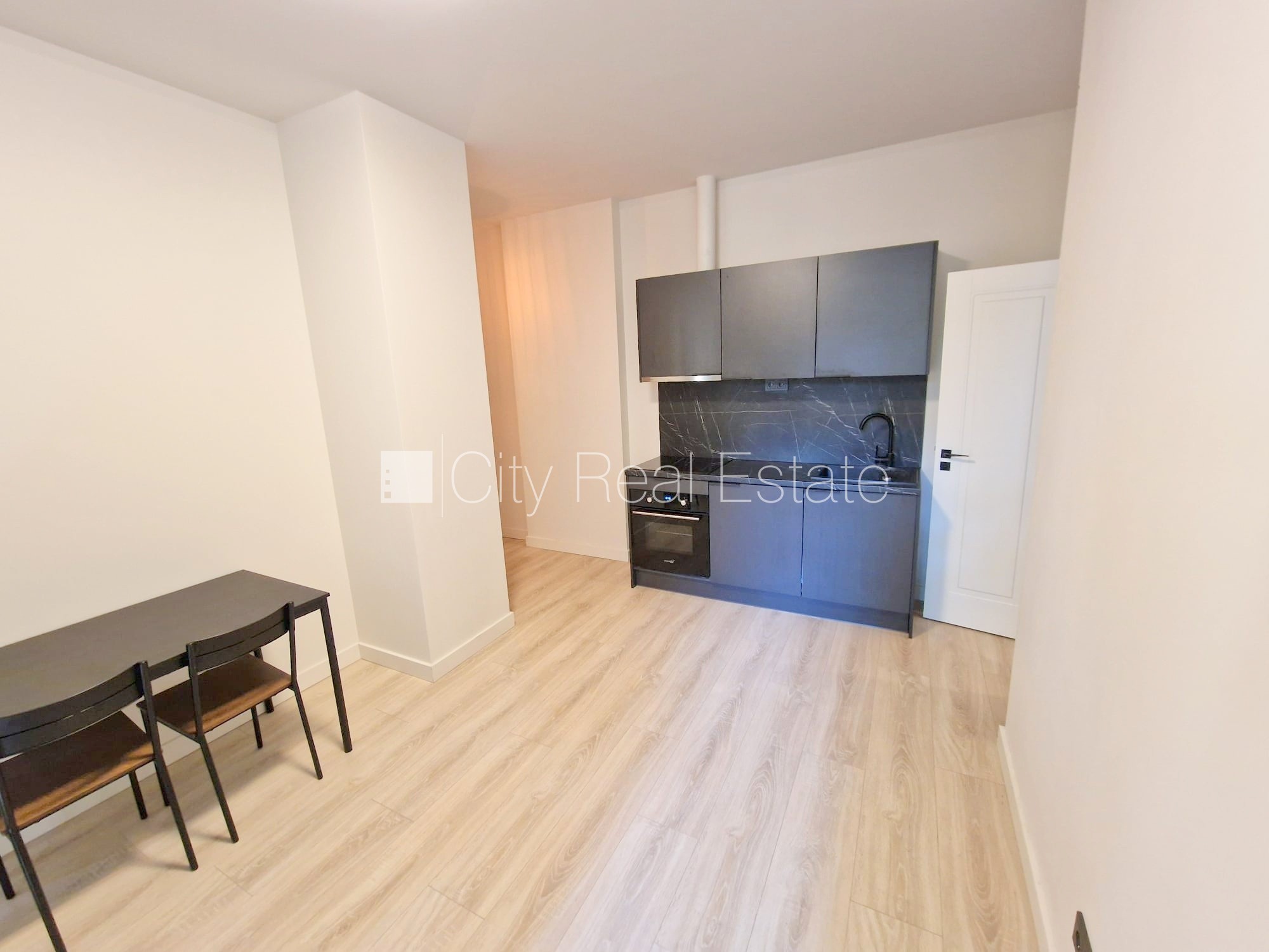 Sludinājumi. Fasādes māja, renovēta māja, slēgts pagalms, ieeja no ielas, ir lifts, kāpņu telpa pēc kapitālā Cena: 510 EUR/mēn Foto #1