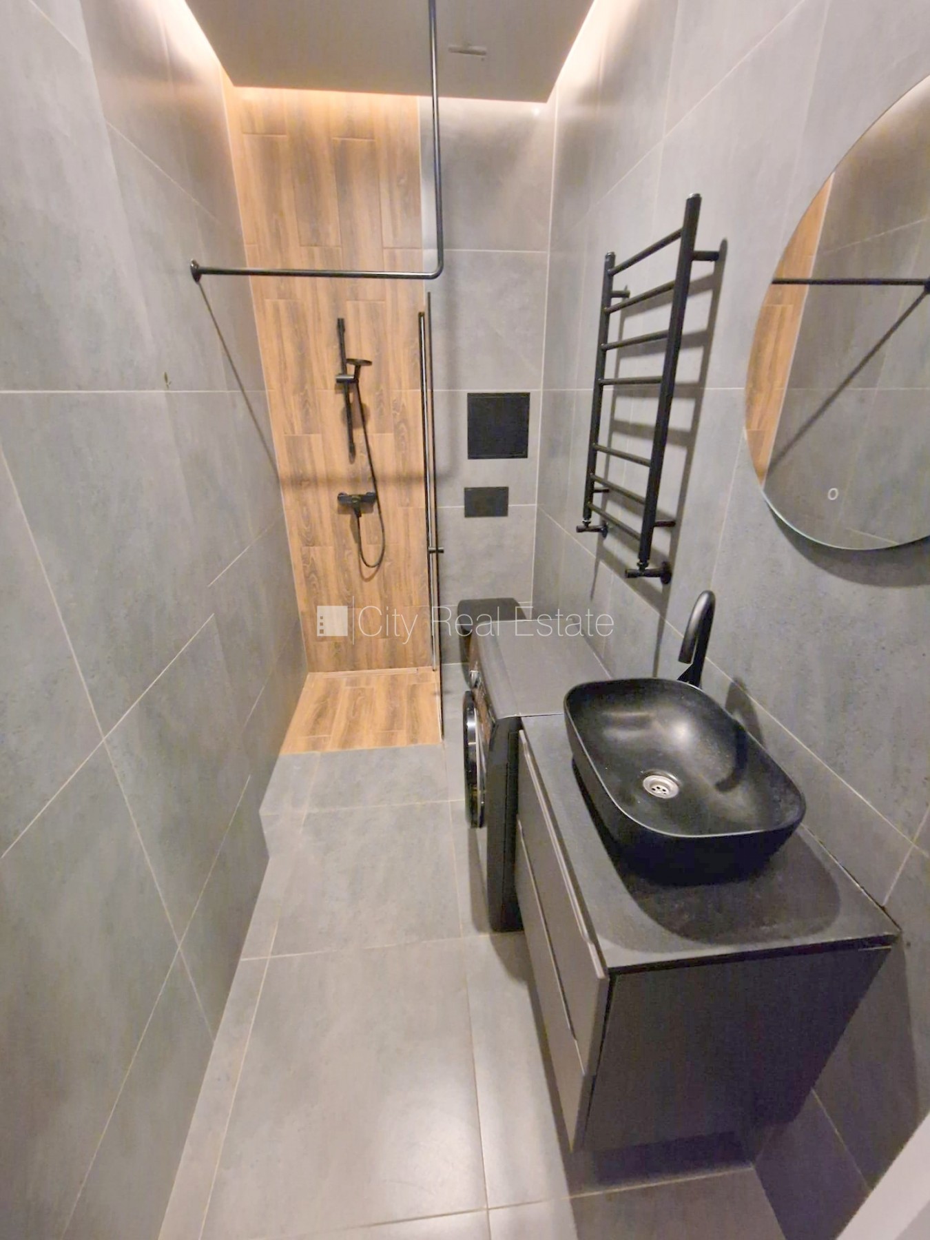 Sludinājumi. Fasādes māja, renovēta māja, slēgts pagalms, ieeja no ielas, ir lifts, kāpņu telpa pēc kapitālā Cena: 510 EUR/mēn Foto #9