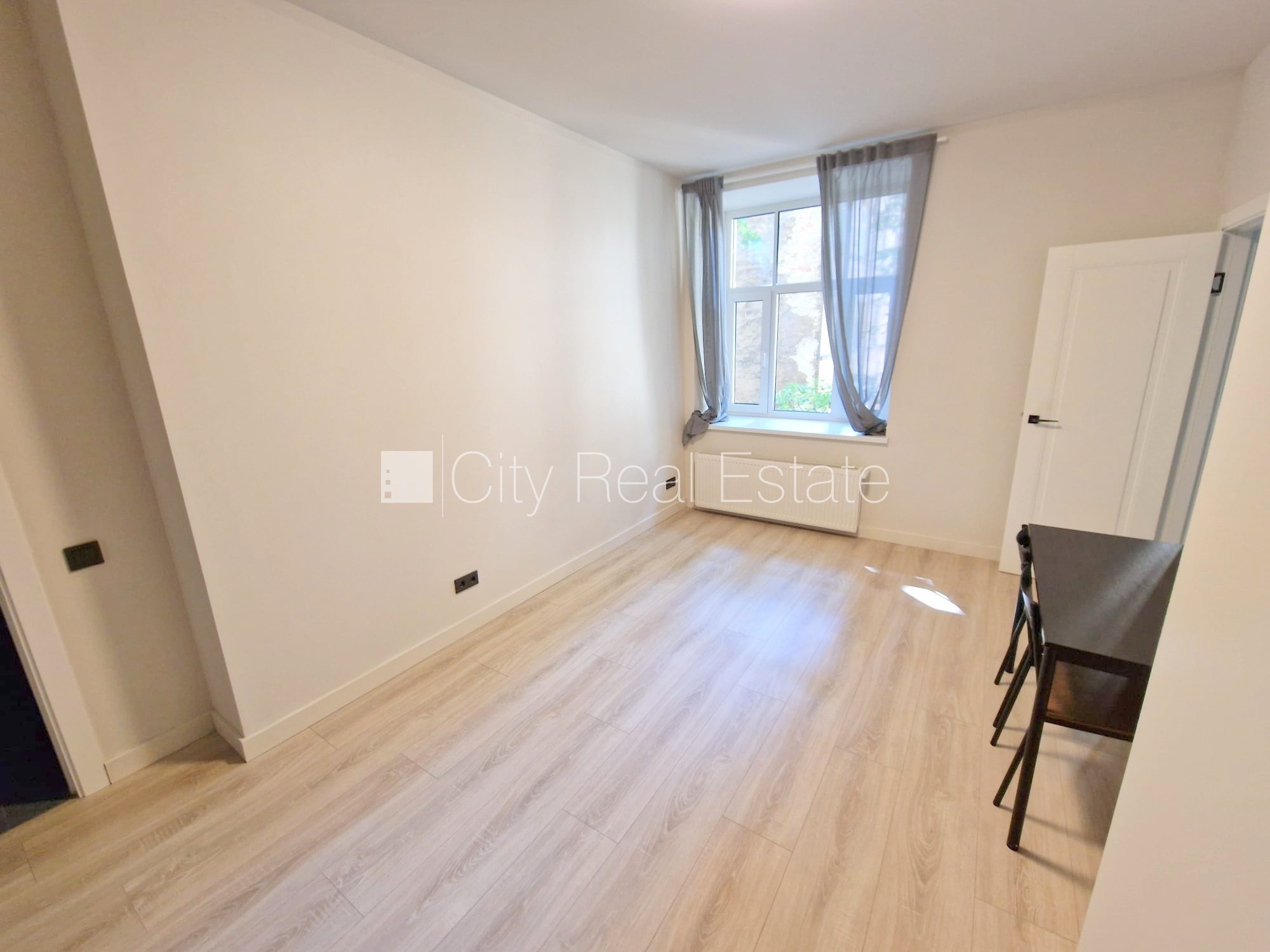 Sludinājumi. Fasādes māja, renovēta māja, slēgts pagalms, ieeja no ielas, ir lifts, kāpņu telpa pēc kapitālā Cena: 510 EUR/mēn Foto #5