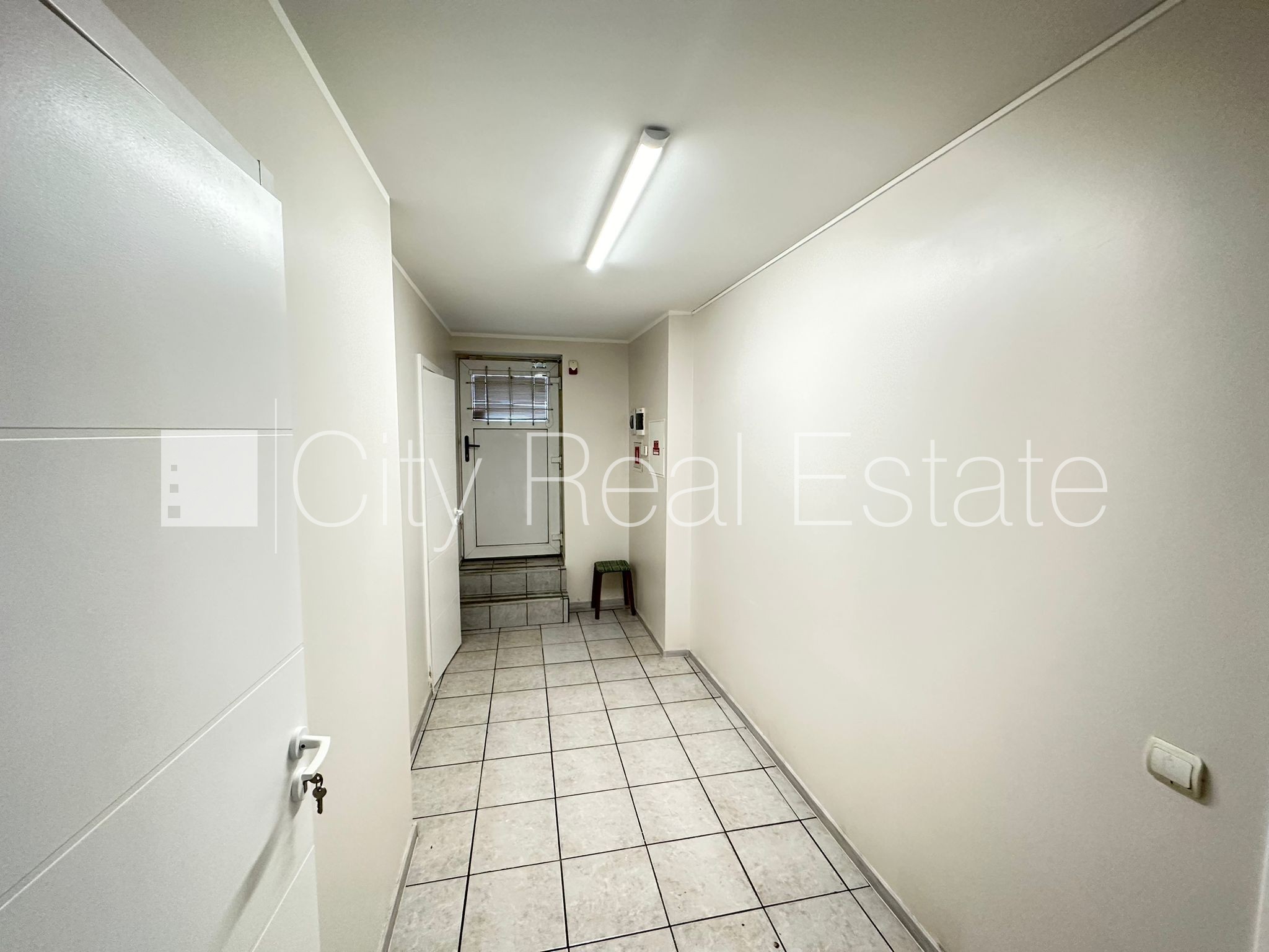 Sludinājumi. Fasādes māja, labiekārtots apzaļumots pagalms, slēgts pagalms, vieta vairākām automašīnām, ieeja no Cena: 88000 EUR Foto #15