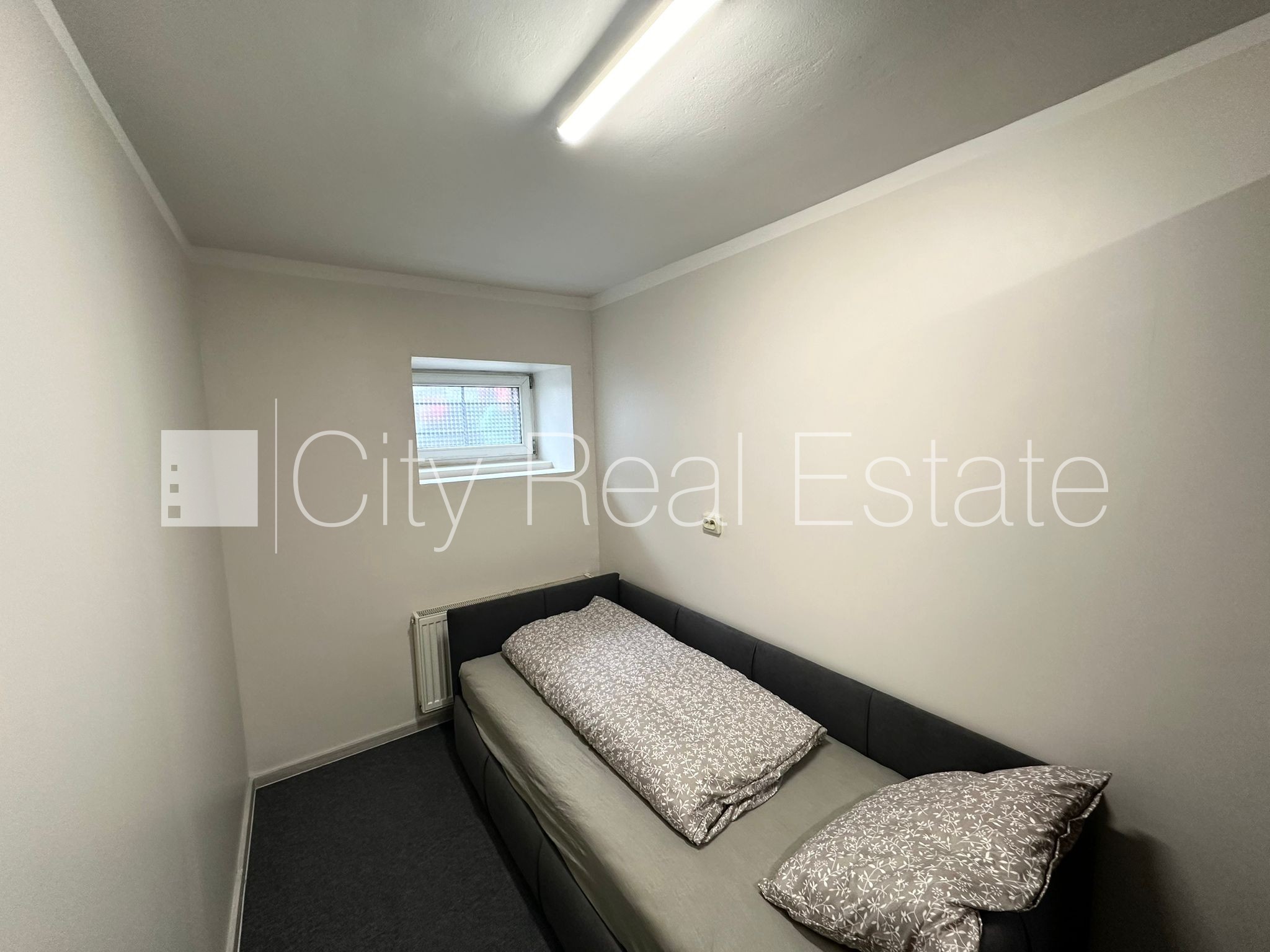 Sludinājumi. Fasādes māja, labiekārtots apzaļumots pagalms, slēgts pagalms, vieta vairākām automašīnām, ieeja no Cena: 88000 EUR Foto #10