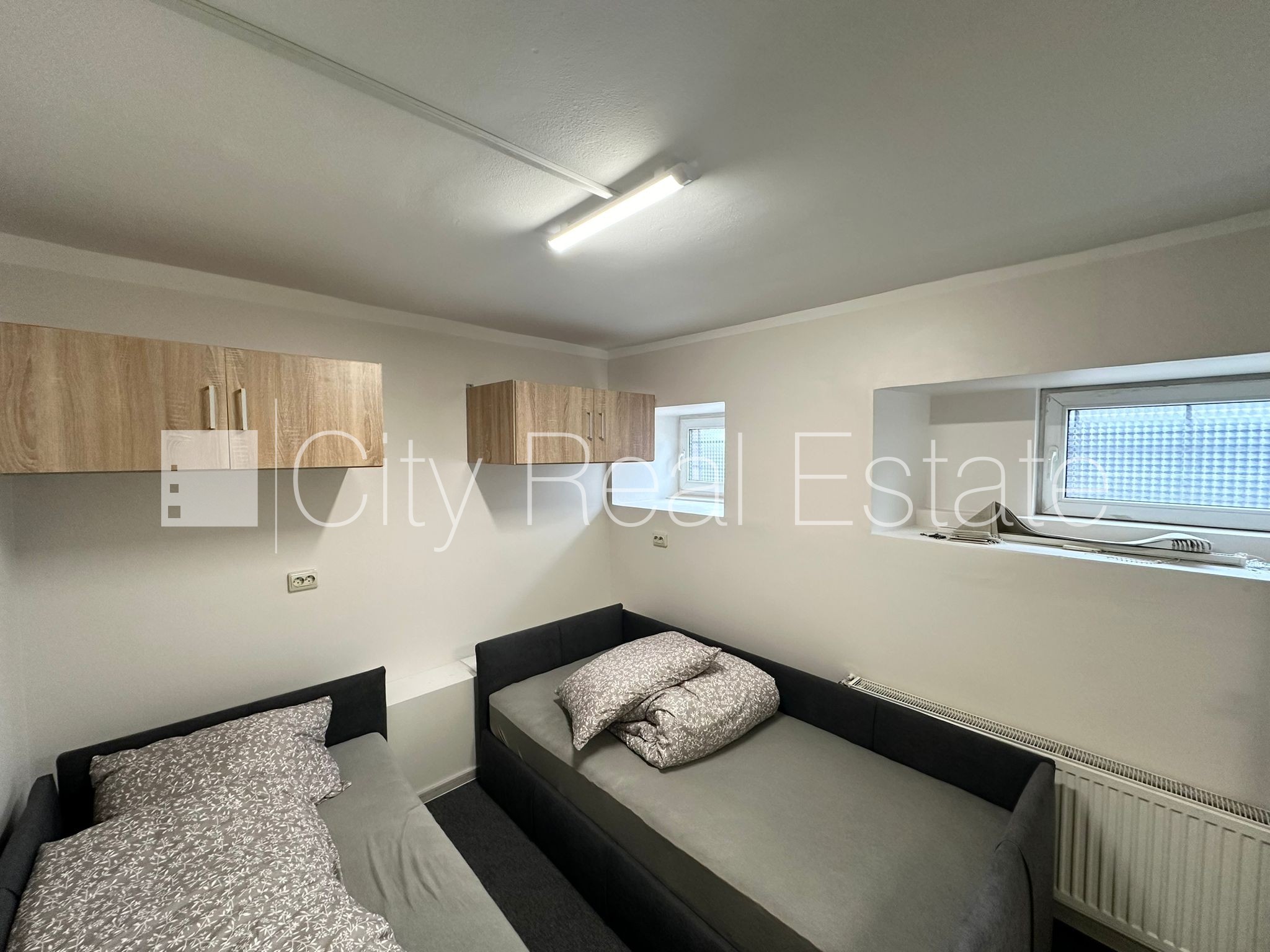 Sludinājumi. Fasādes māja, labiekārtots apzaļumots pagalms, slēgts pagalms, vieta vairākām automašīnām, ieeja no Cena: 88000 EUR Foto #5