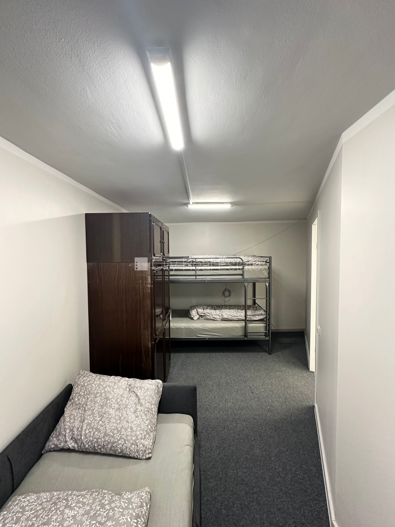 Sludinājumi. Fasādes māja, labiekārtots apzaļumots pagalms, slēgts pagalms, vieta vairākām automašīnām, ieeja no Cena: 88000 EUR Foto #11