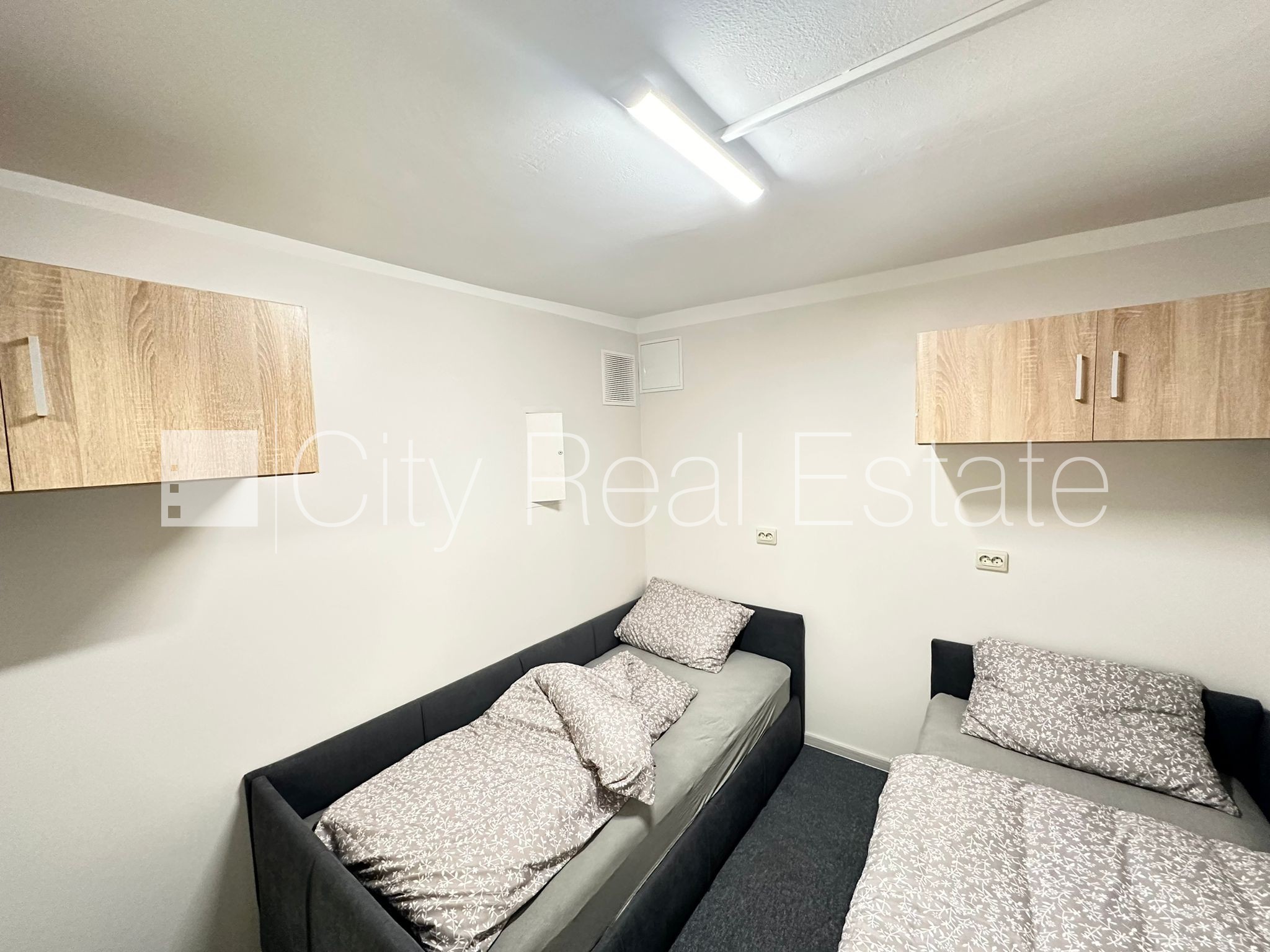 Sludinājumi. Fasādes māja, labiekārtots apzaļumots pagalms, slēgts pagalms, vieta vairākām automašīnām, ieeja no Cena: 88000 EUR Foto #4