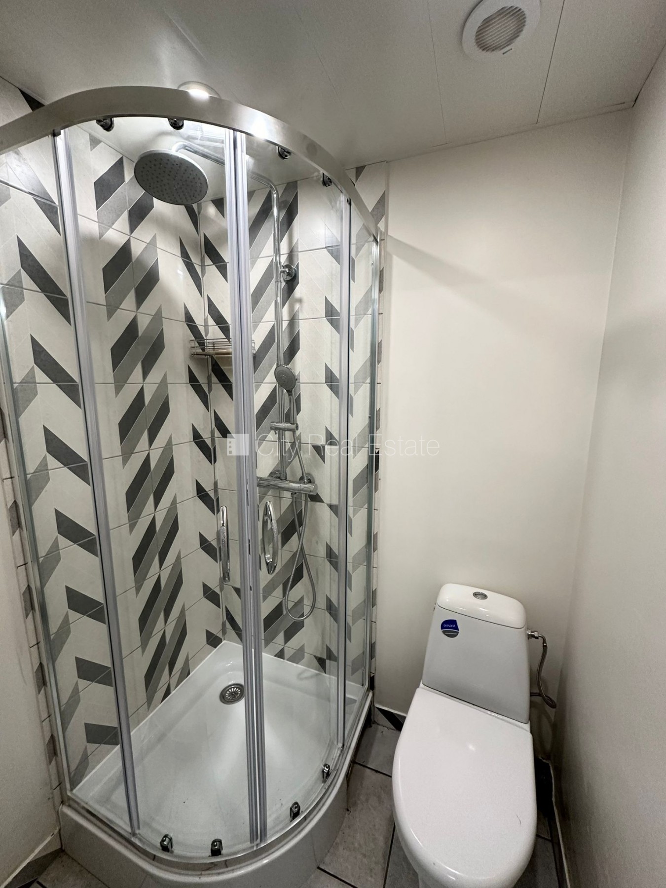 Sludinājumi. Fasādes māja, labiekārtots apzaļumots pagalms, slēgts pagalms, vieta vairākām automašīnām, ieeja no Cena: 88000 EUR Foto #17