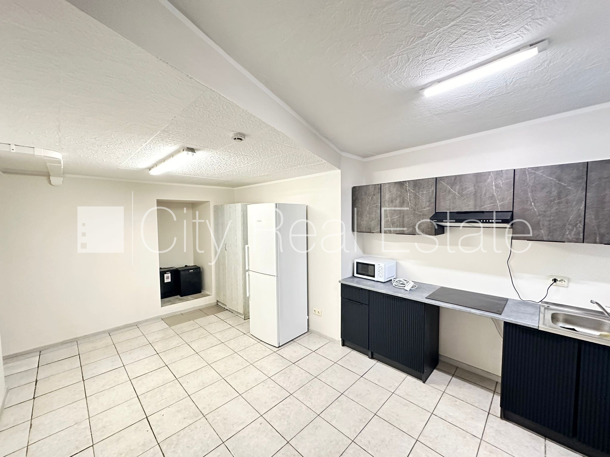 Sludinājumi. Fasādes māja, labiekārtots apzaļumots pagalms, slēgts pagalms, vieta vairākām automašīnām, ieeja no Cena: 88000 EUR Foto #1