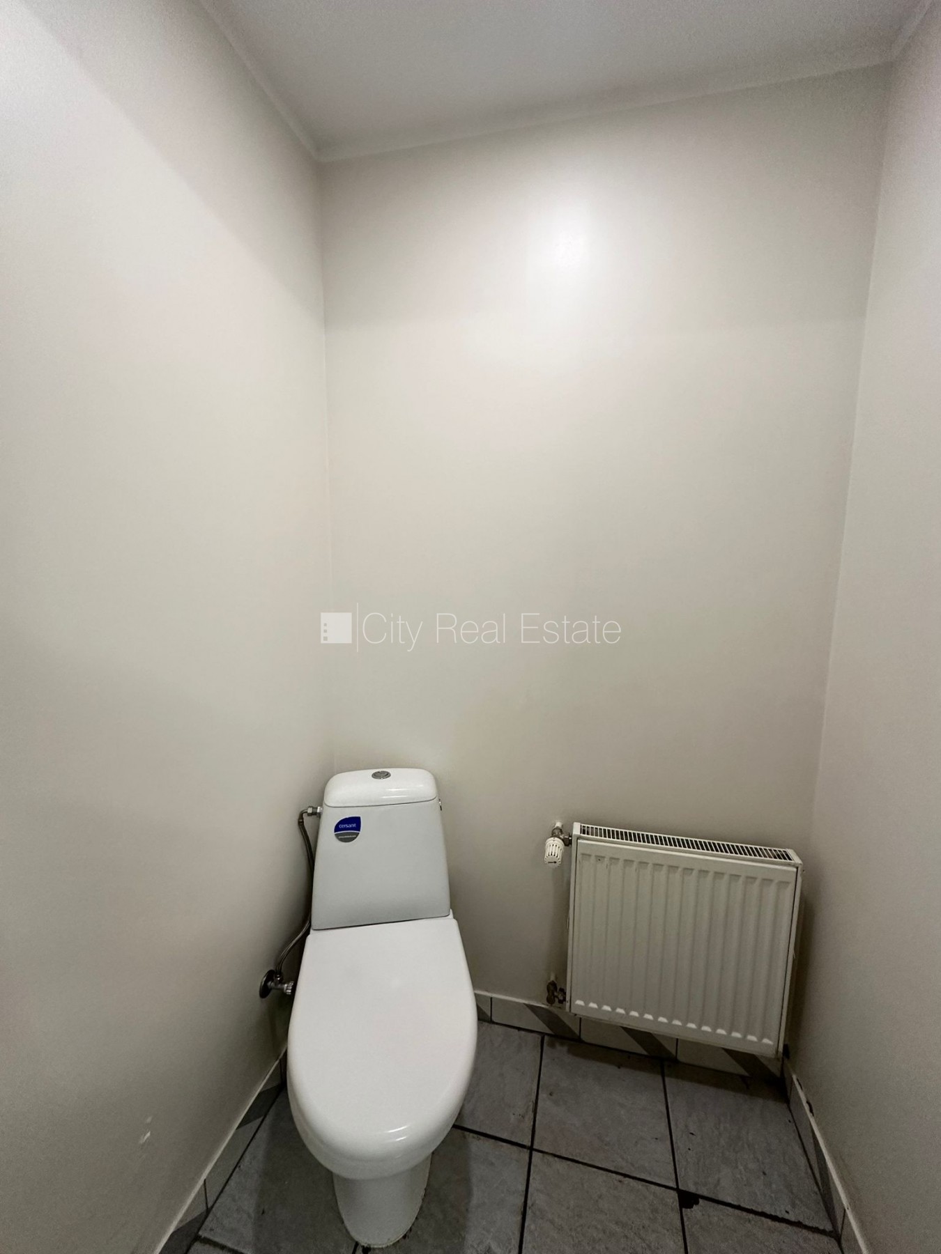 Sludinājumi. Fasādes māja, labiekārtots apzaļumots pagalms, slēgts pagalms, vieta vairākām automašīnām, ieeja no Cena: 88000 EUR Foto #19