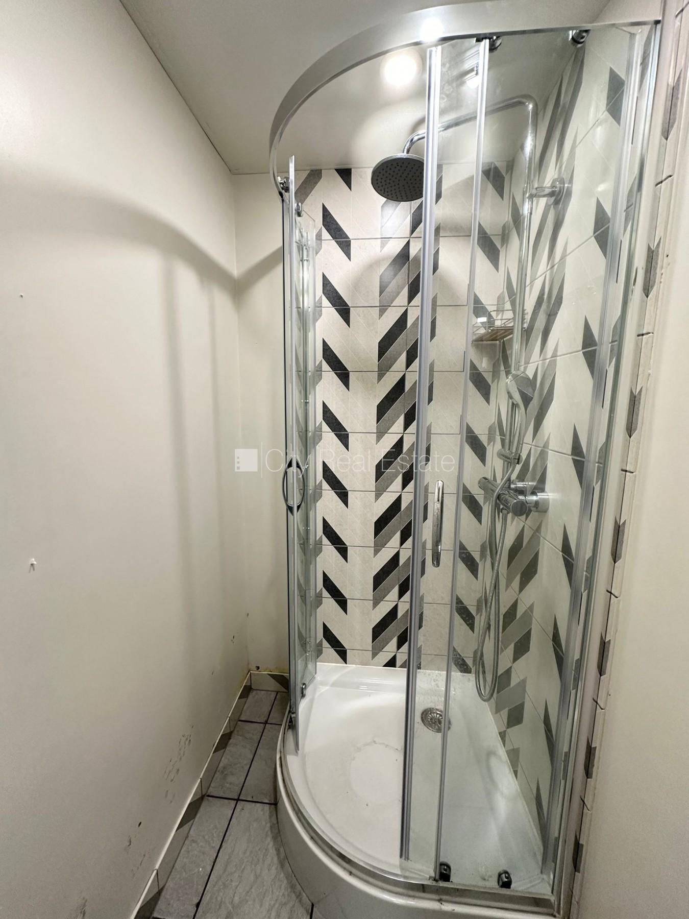 Sludinājumi. Fasādes māja, labiekārtots apzaļumots pagalms, slēgts pagalms, vieta vairākām automašīnām, ieeja no Cena: 88000 EUR Foto #18