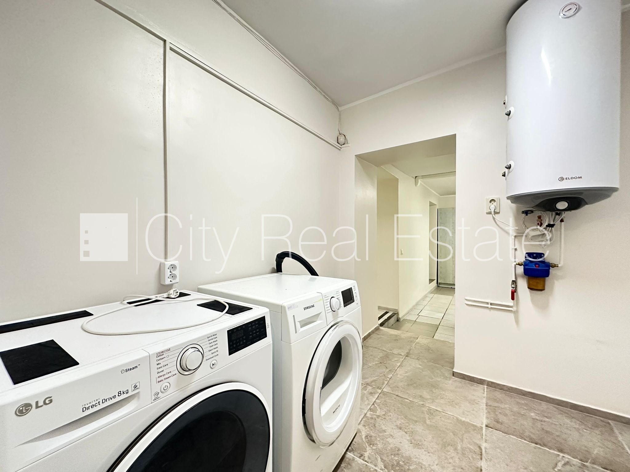 Sludinājumi. Fasādes māja, labiekārtots apzaļumots pagalms, slēgts pagalms, vieta vairākām automašīnām, ieeja no Cena: 88000 EUR Foto #20