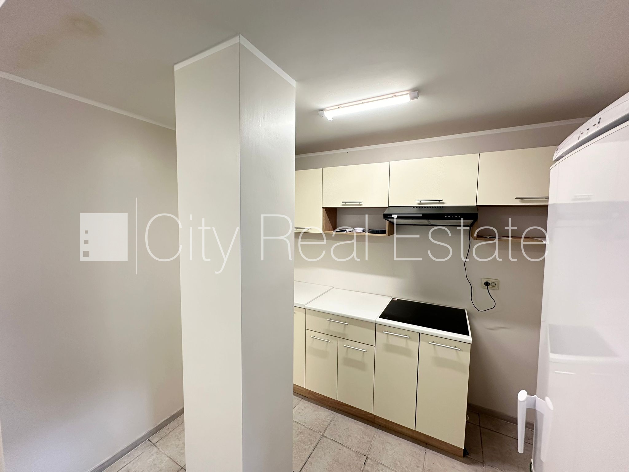 Sludinājumi. Fasādes māja, labiekārtots apzaļumots pagalms, slēgts pagalms, vieta vairākām automašīnām, ieeja no Cena: 88000 EUR Foto #12