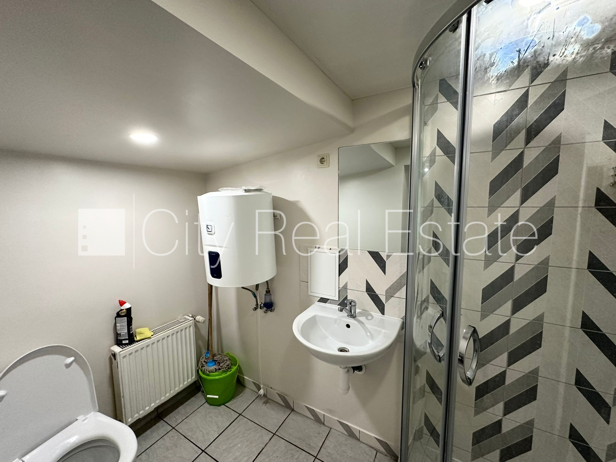 Sludinājumi. Fasādes māja, labiekārtots apzaļumots pagalms, slēgts pagalms, vieta vairākām automašīnām, ieeja no Cena: 88000 EUR Foto #16