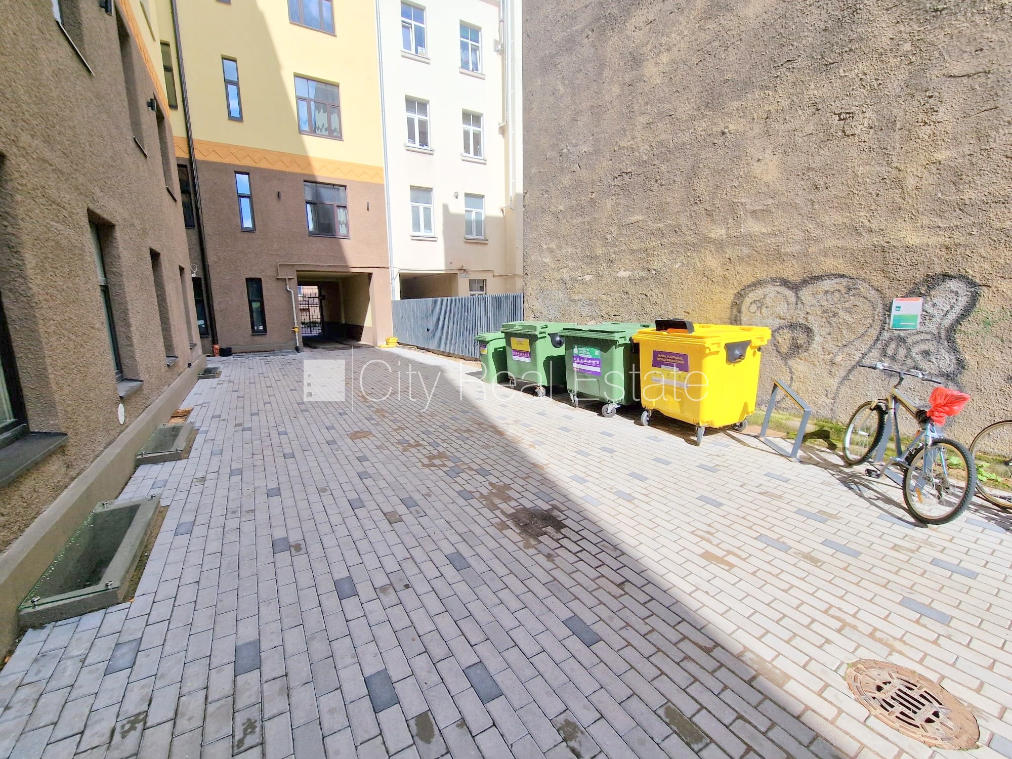 Sludinājumi. Fasādes māja, renovēta māja, slēgts pagalms, ieeja no ielas, mansards, ir lifts, kāpņu telpa pēc Cena: 520 EUR/mēn Foto #18