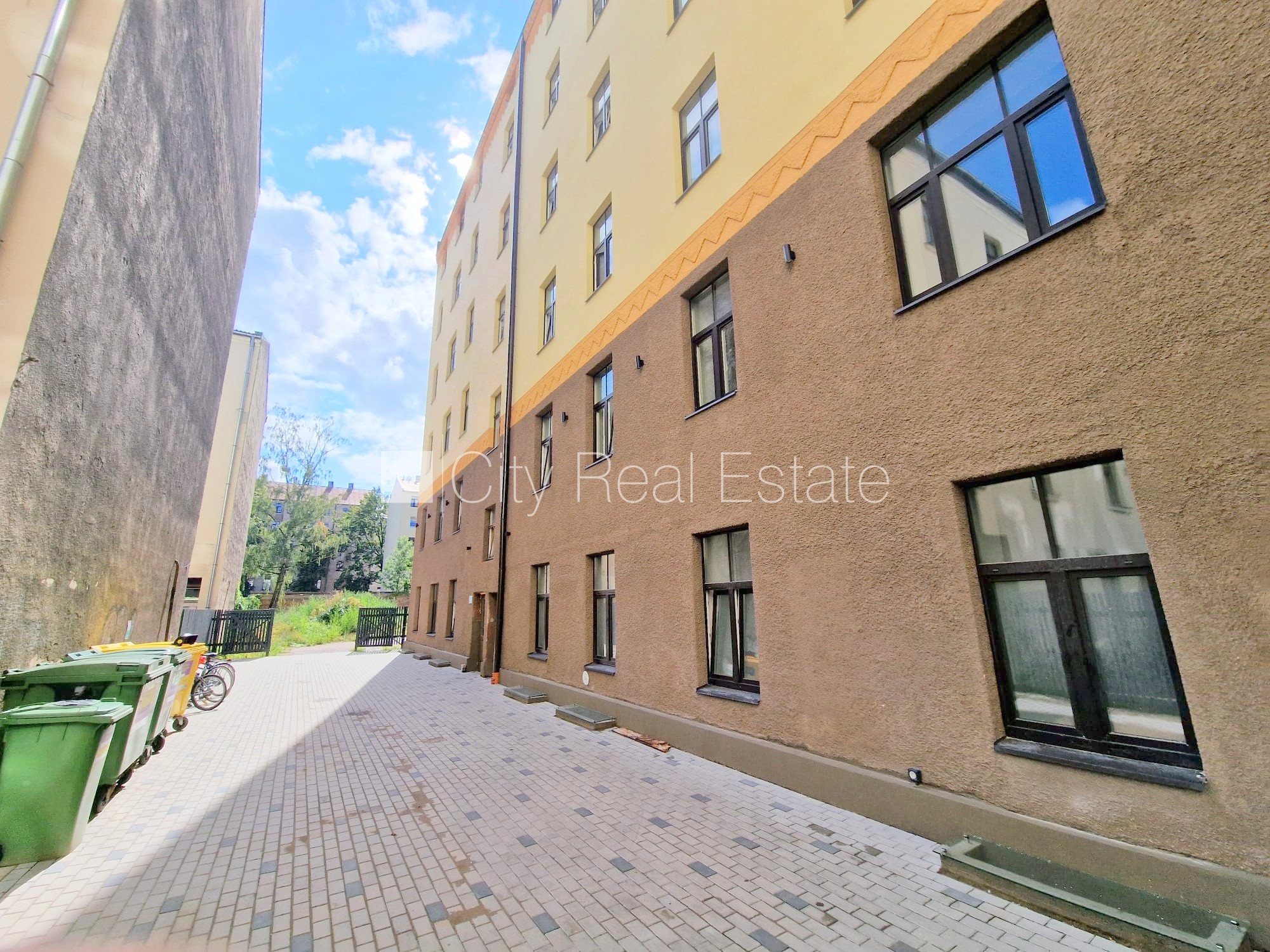 Sludinājumi. Fasādes māja, renovēta māja, slēgts pagalms, ieeja no ielas, mansards, ir lifts, kāpņu telpa pēc Cena: 520 EUR/mēn Foto #17