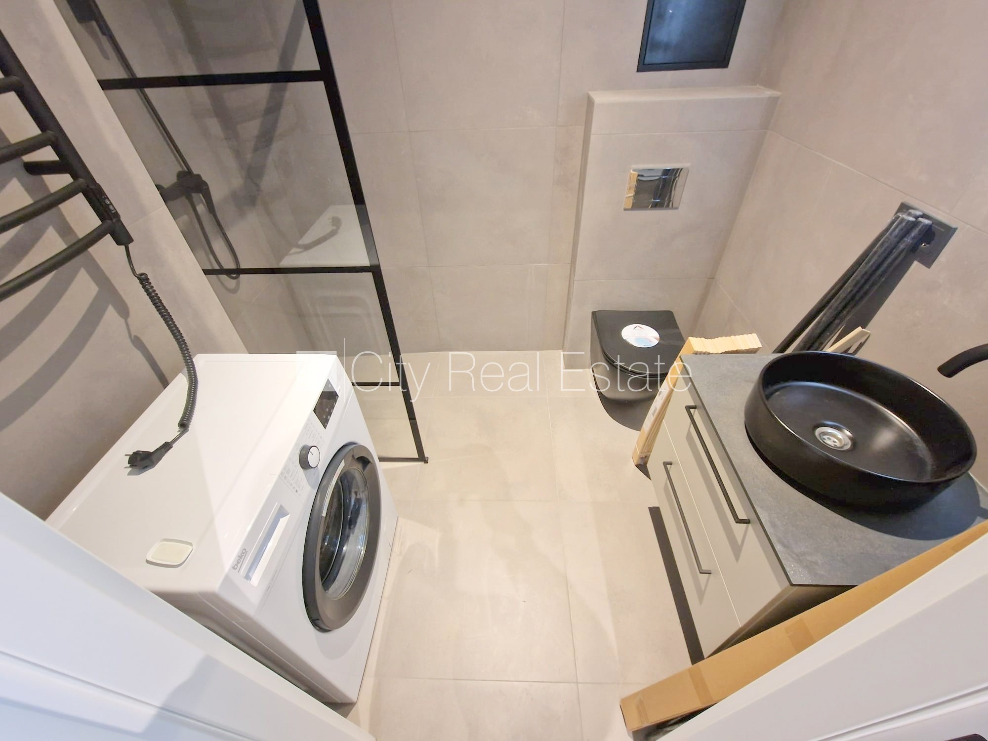 Sludinājumi. Fasādes māja, renovēta māja, slēgts pagalms, ieeja no ielas, mansards, ir lifts, kāpņu telpa pēc Cena: 520 EUR/mēn Foto #9