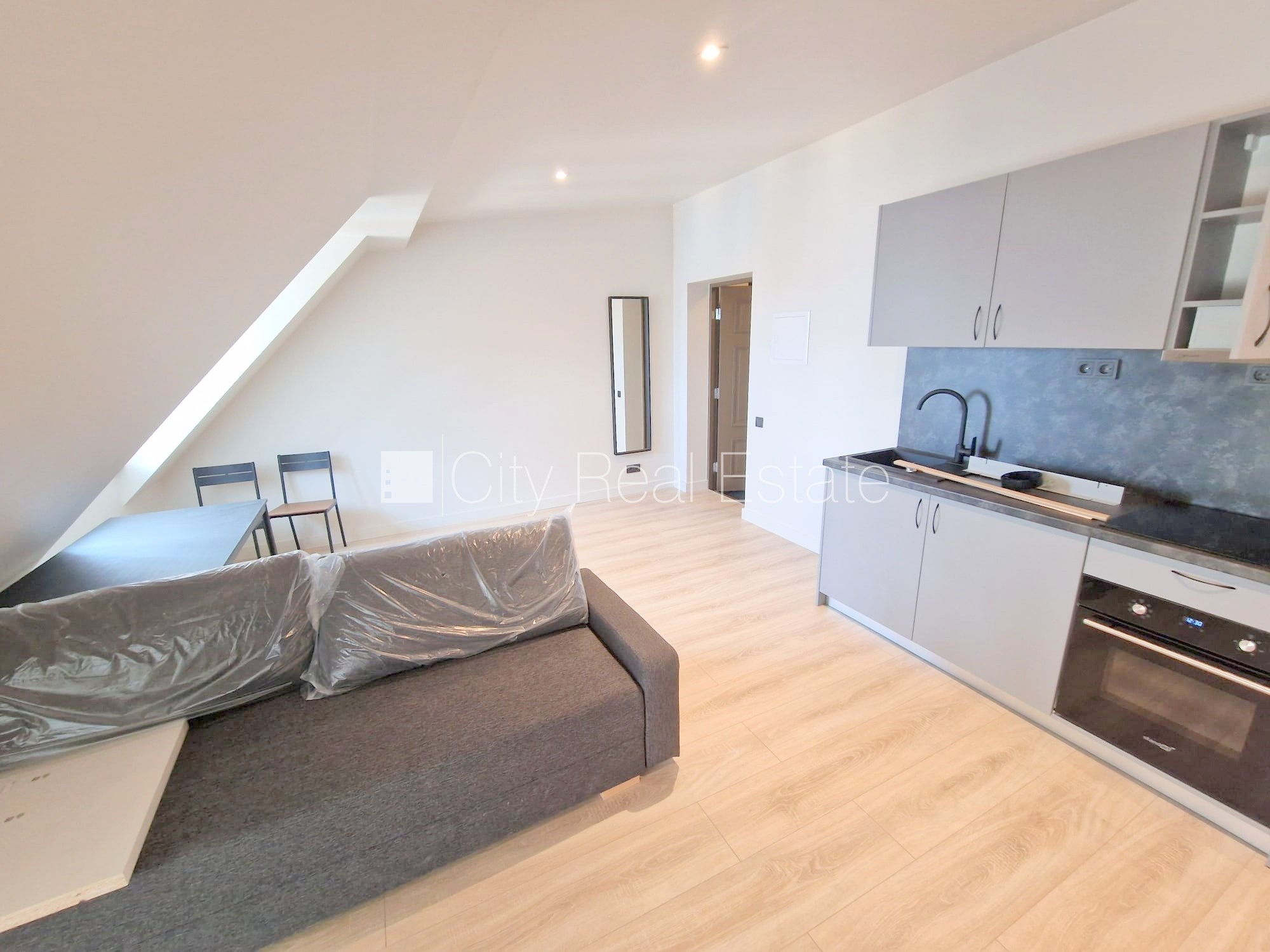 Sludinājumi. Fasādes māja, renovēta māja, slēgts pagalms, ieeja no ielas, mansards, ir lifts, kāpņu telpa pēc Cena: 520 EUR/mēn Foto #3