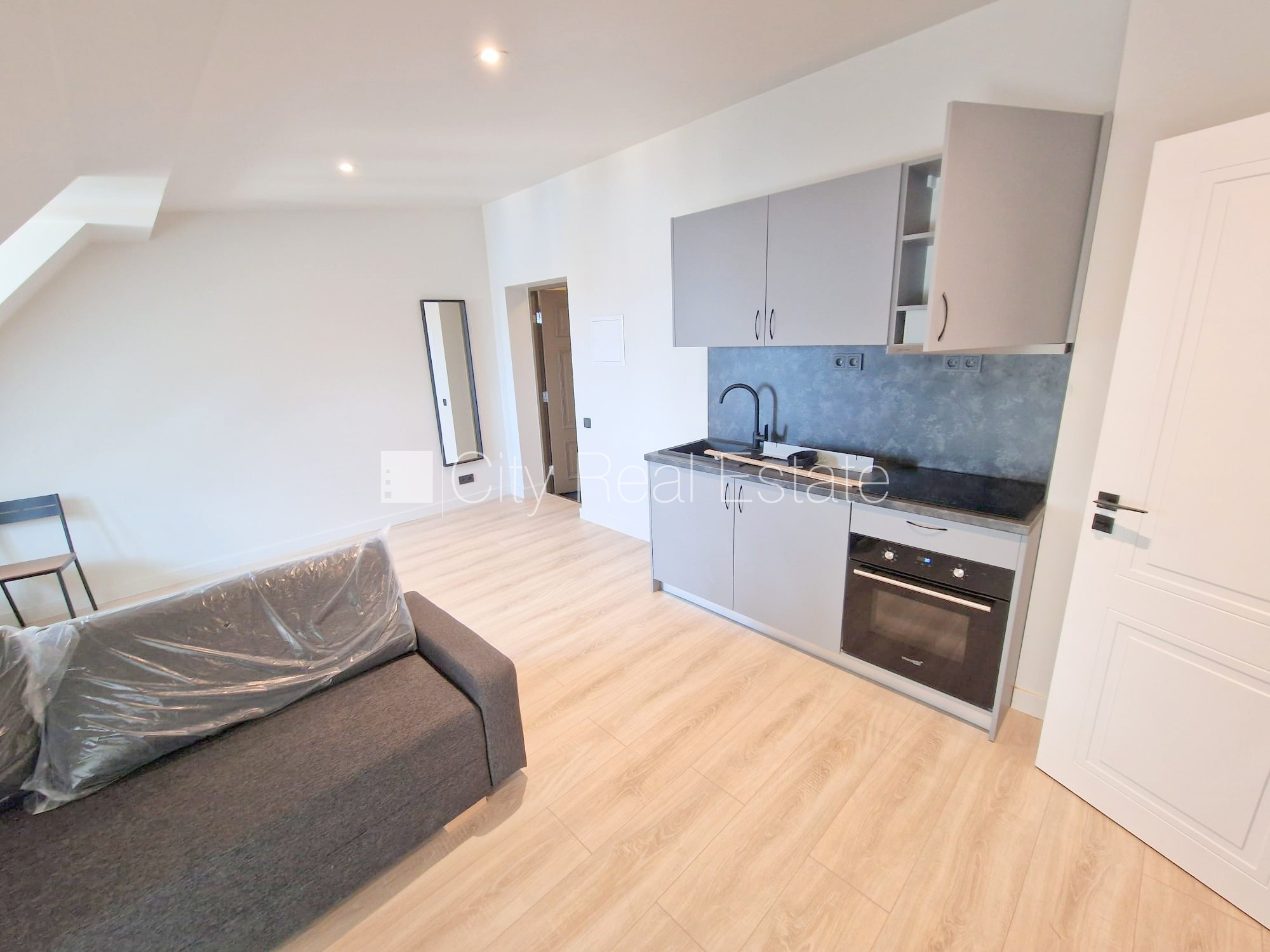 Sludinājumi. Fasādes māja, renovēta māja, slēgts pagalms, ieeja no ielas, mansards, ir lifts, kāpņu telpa pēc Cena: 520 EUR/mēn Foto #2