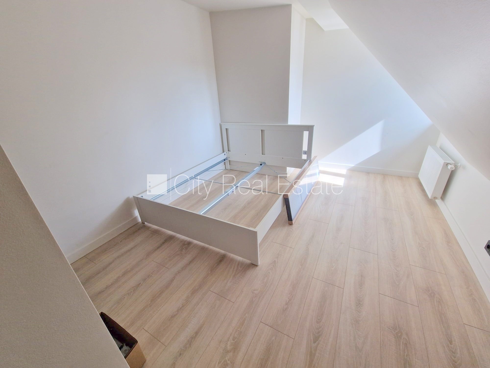 Sludinājumi. Fasādes māja, renovēta māja, slēgts pagalms, ieeja no ielas, mansards, ir lifts, kāpņu telpa pēc Cena: 520 EUR/mēn Foto #7