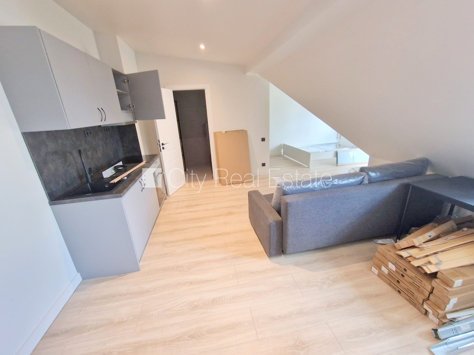 Sludinājumi. Fasādes māja, renovēta māja, slēgts pagalms, ieeja no ielas, mansards, ir lifts, kāpņu telpa pēc Cena: 520 EUR/mēn Foto #5