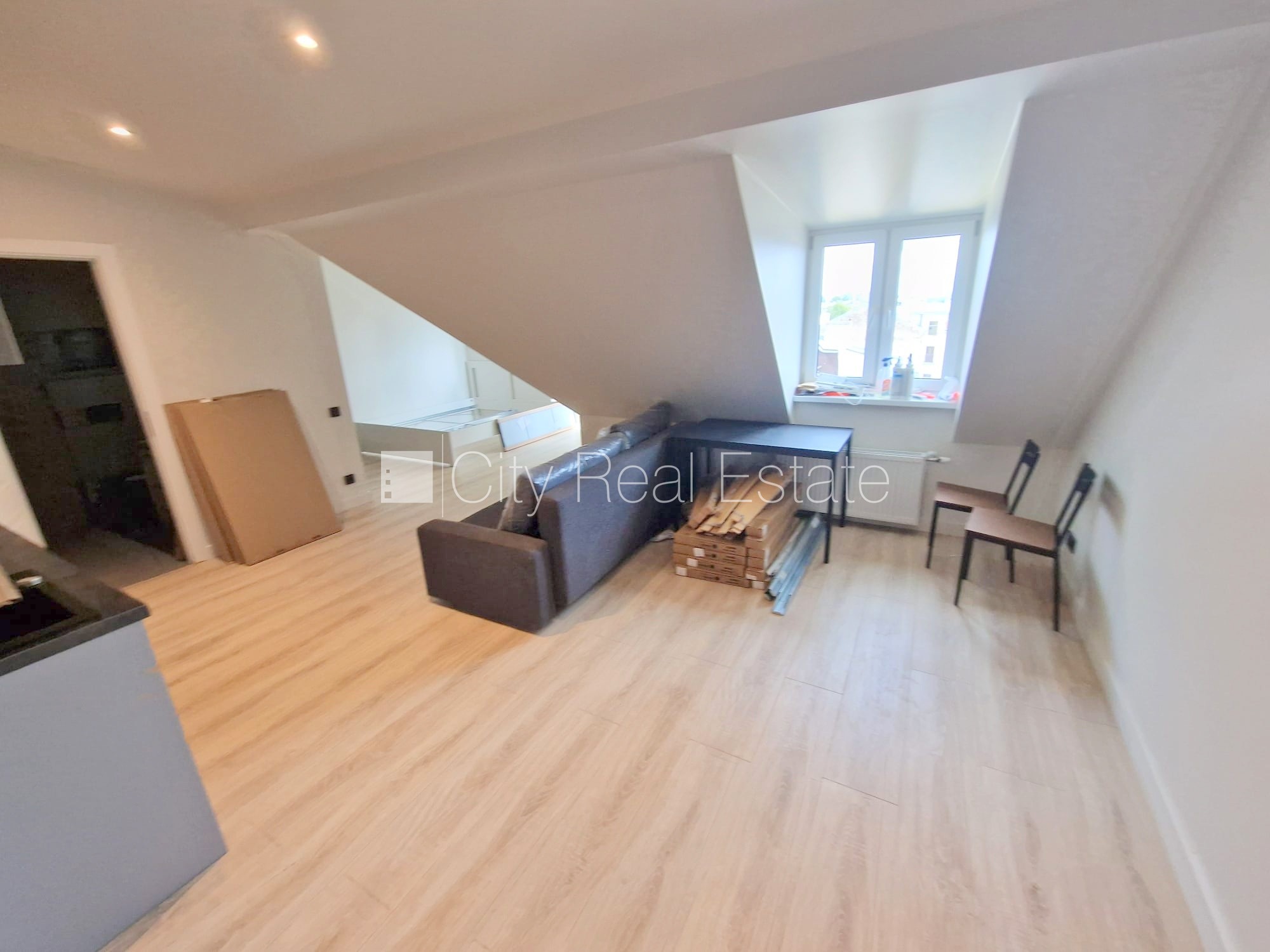 Sludinājumi. Fasādes māja, renovēta māja, slēgts pagalms, ieeja no ielas, mansards, ir lifts, kāpņu telpa pēc Cena: 520 EUR/mēn Foto #4