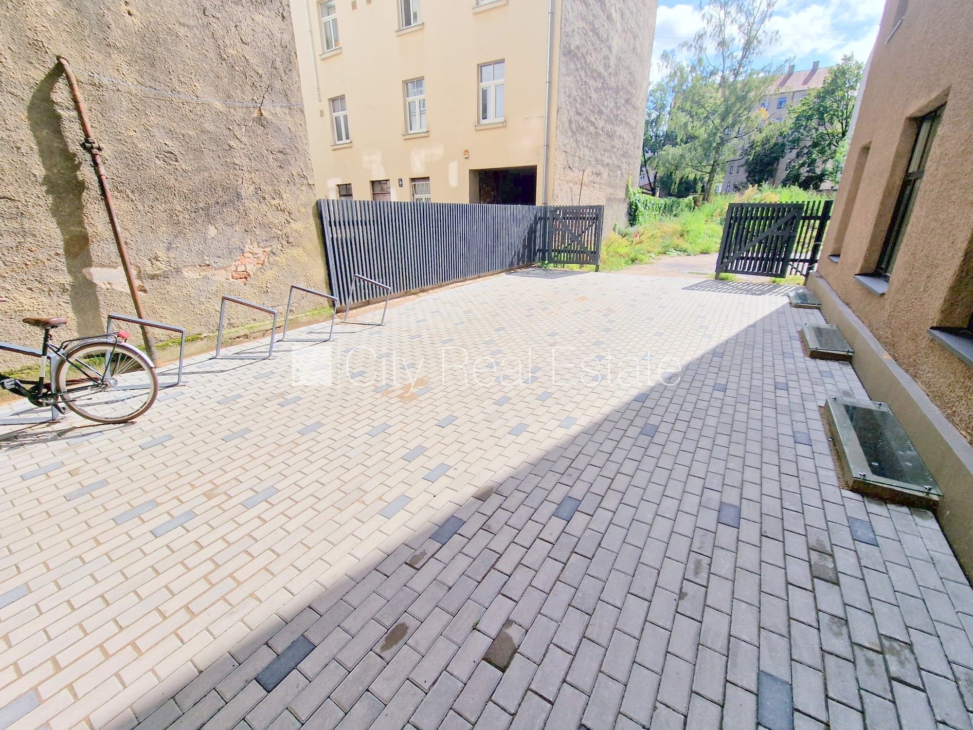 Sludinājumi. Fasādes māja, renovēta māja, slēgts pagalms, ieeja no ielas, mansards, ir lifts, kāpņu telpa pēc Cena: 520 EUR/mēn Foto #19