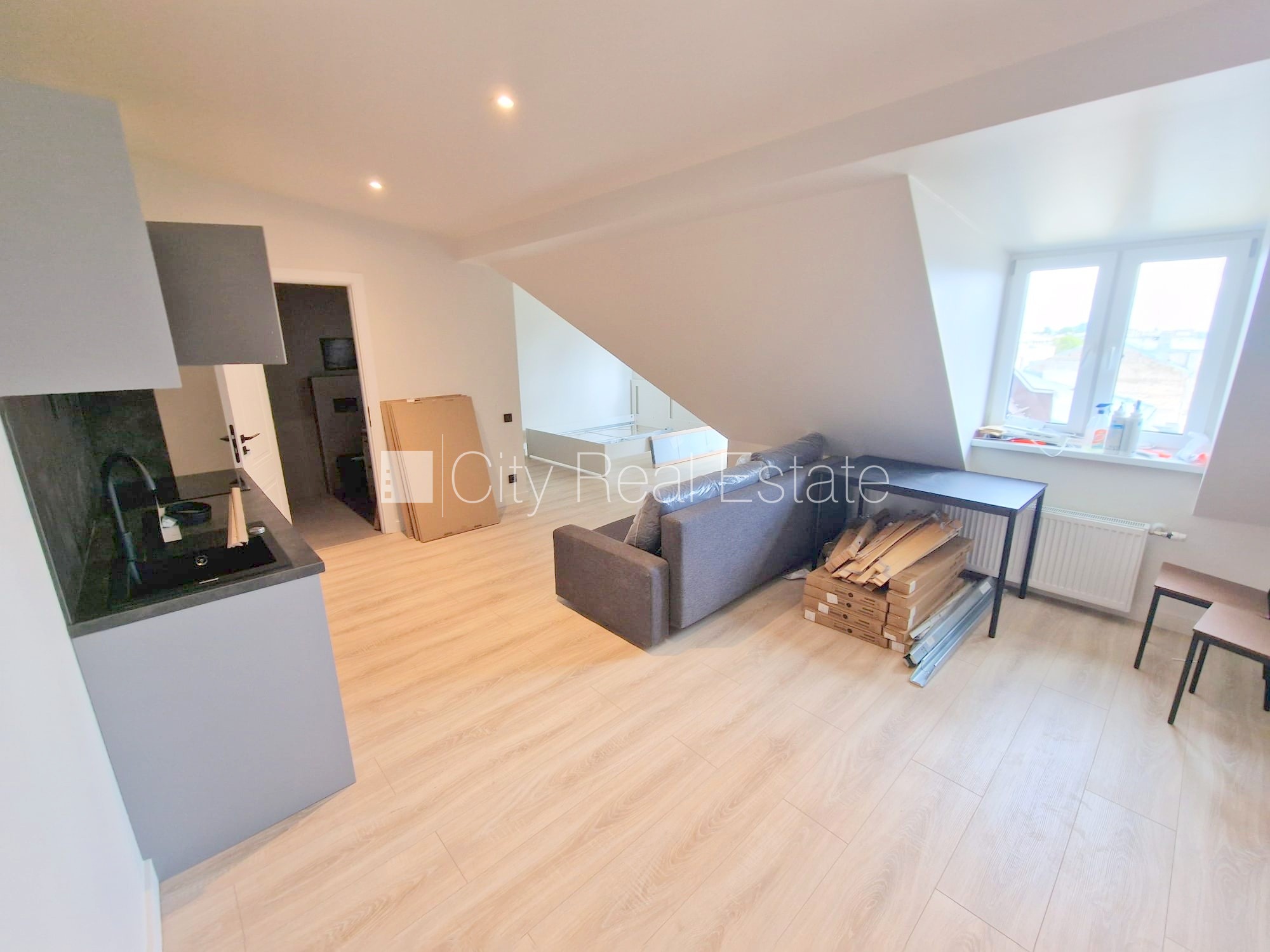 Sludinājumi. Fasādes māja, renovēta māja, slēgts pagalms, ieeja no ielas, mansards, ir lifts, kāpņu telpa pēc Cena: 520 EUR/mēn Foto #1