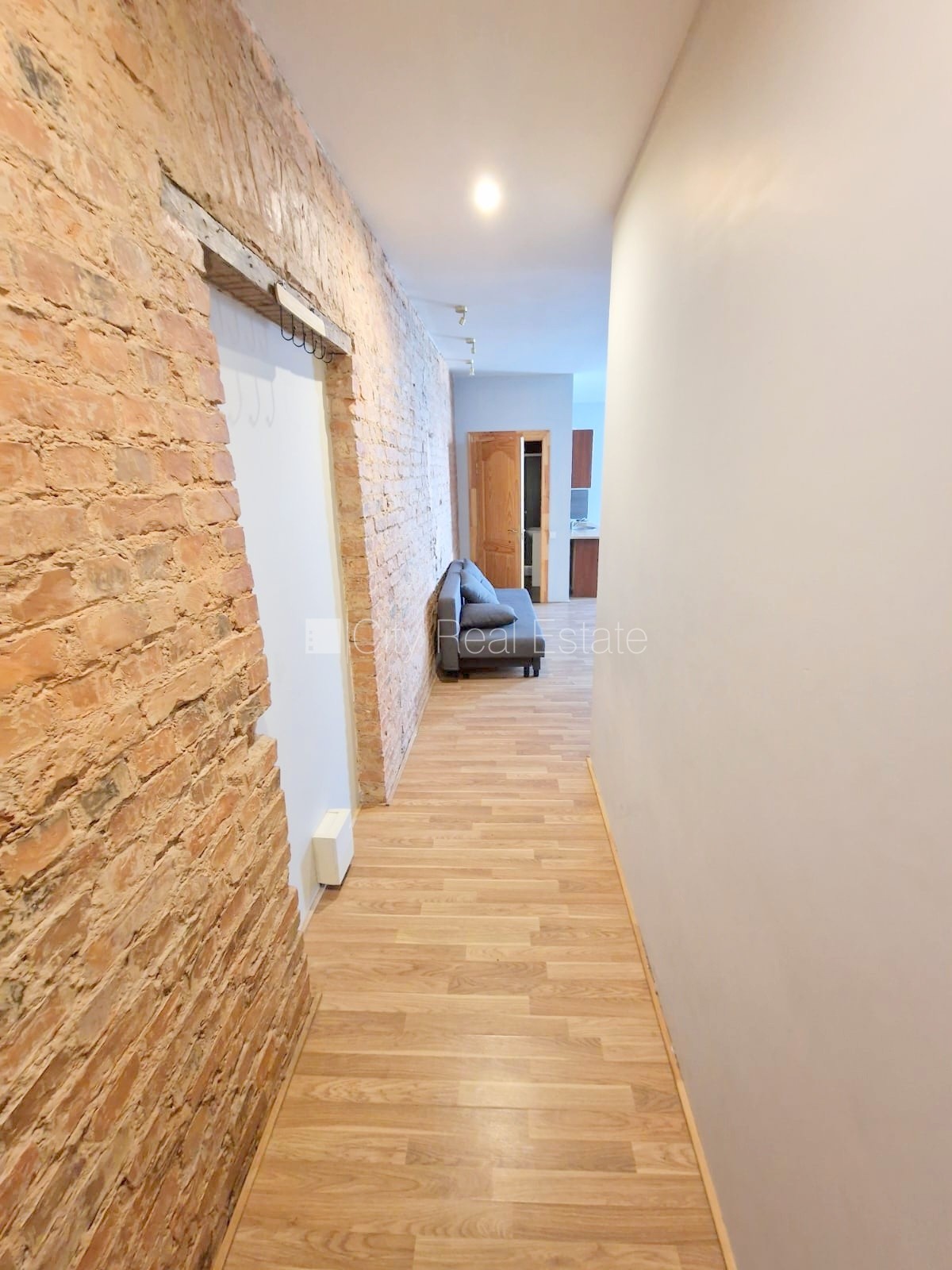 Sludinājumi. Pagalma ēka, renovēta māja, slēgts pagalms, ieeja no ielas un pagalma, kāpņu telpa pēc kosmētiskā Cena: 320 EUR/mēn Foto #14