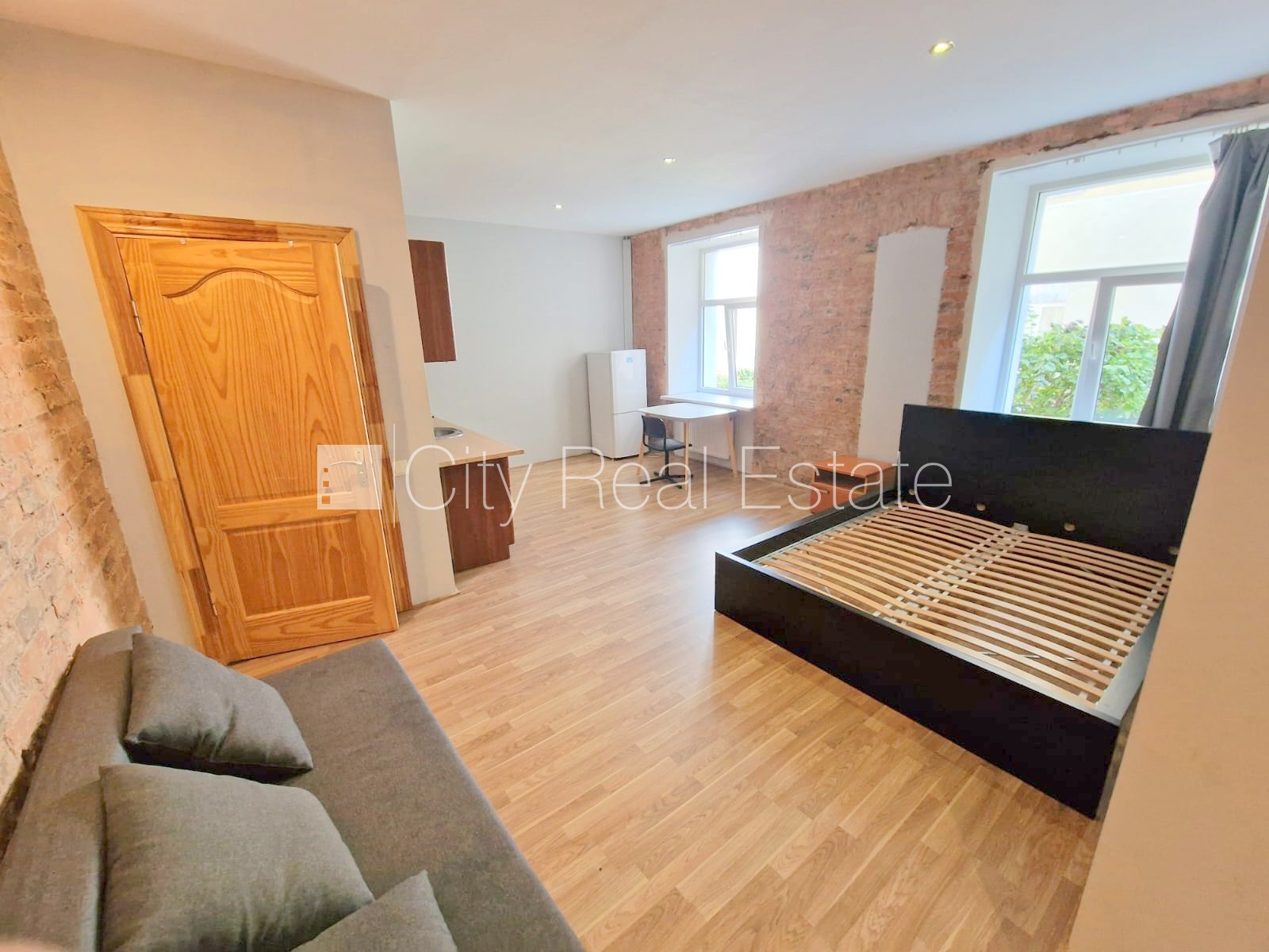 Sludinājumi. Pagalma ēka, renovēta māja, slēgts pagalms, ieeja no ielas un pagalma, kāpņu telpa pēc kosmētiskā Cena: 320 EUR/mēn Foto #9