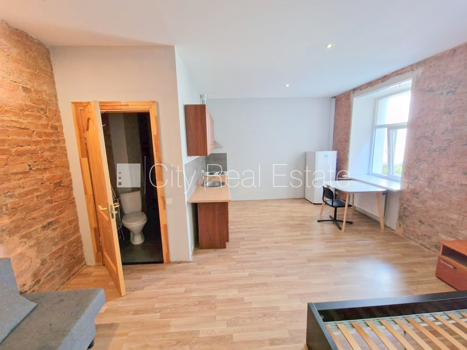 Sludinājumi. Pagalma ēka, renovēta māja, slēgts pagalms, ieeja no ielas un pagalma, kāpņu telpa pēc kosmētiskā Cena: 320 EUR/mēn Foto #10