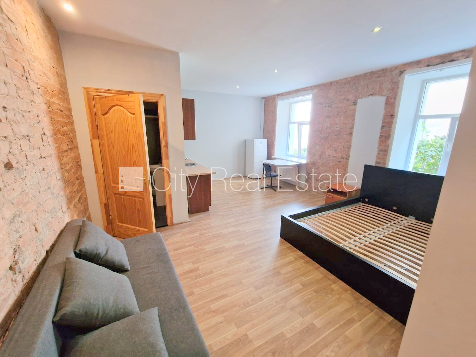 Sludinājumi. Pagalma ēka, renovēta māja, slēgts pagalms, ieeja no ielas un pagalma, kāpņu telpa pēc kosmētiskā Cena: 320 EUR/mēn Foto #2