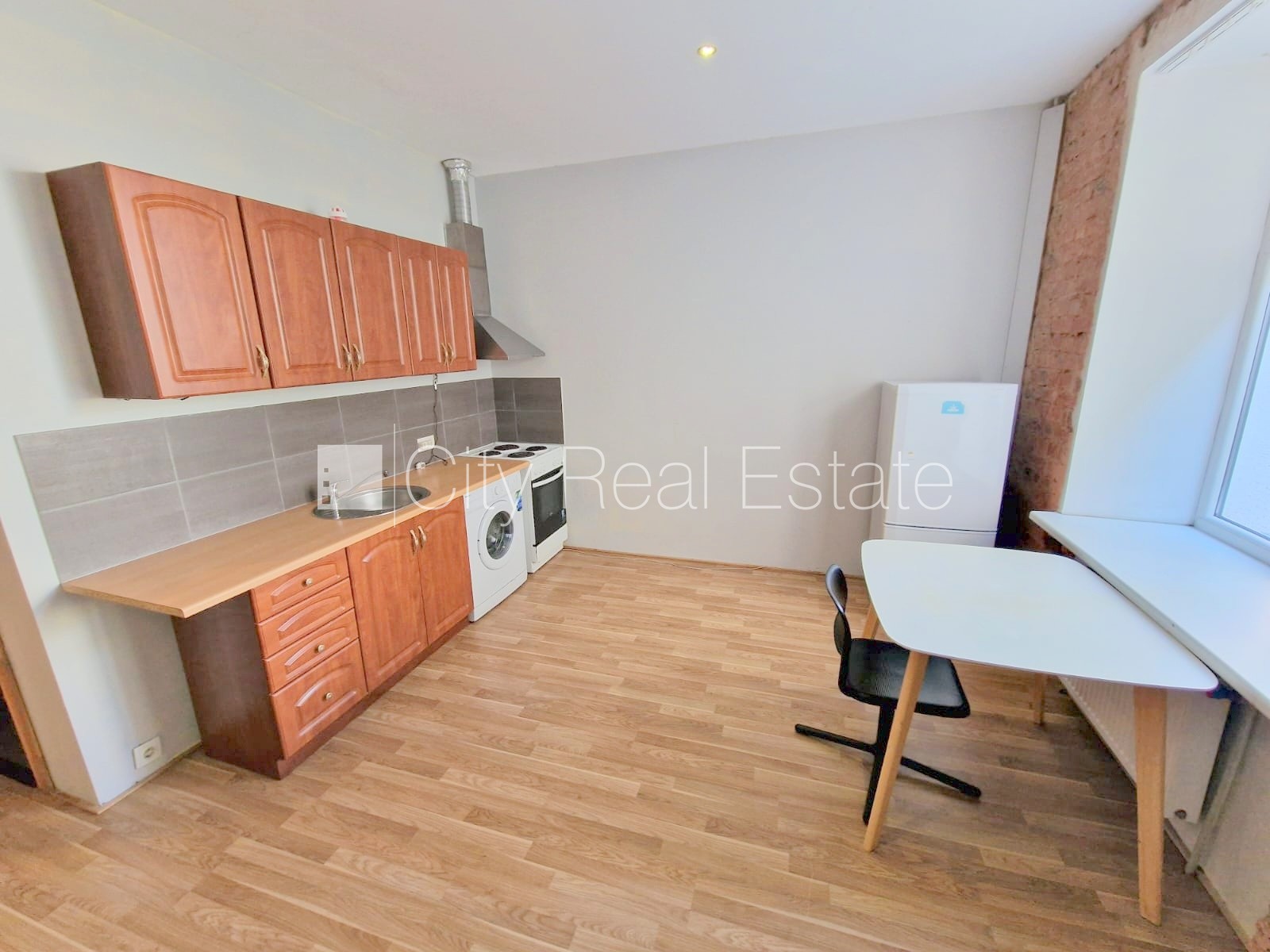 Sludinājumi. Pagalma ēka, renovēta māja, slēgts pagalms, ieeja no ielas un pagalma, kāpņu telpa pēc kosmētiskā Cena: 320 EUR/mēn Foto #6