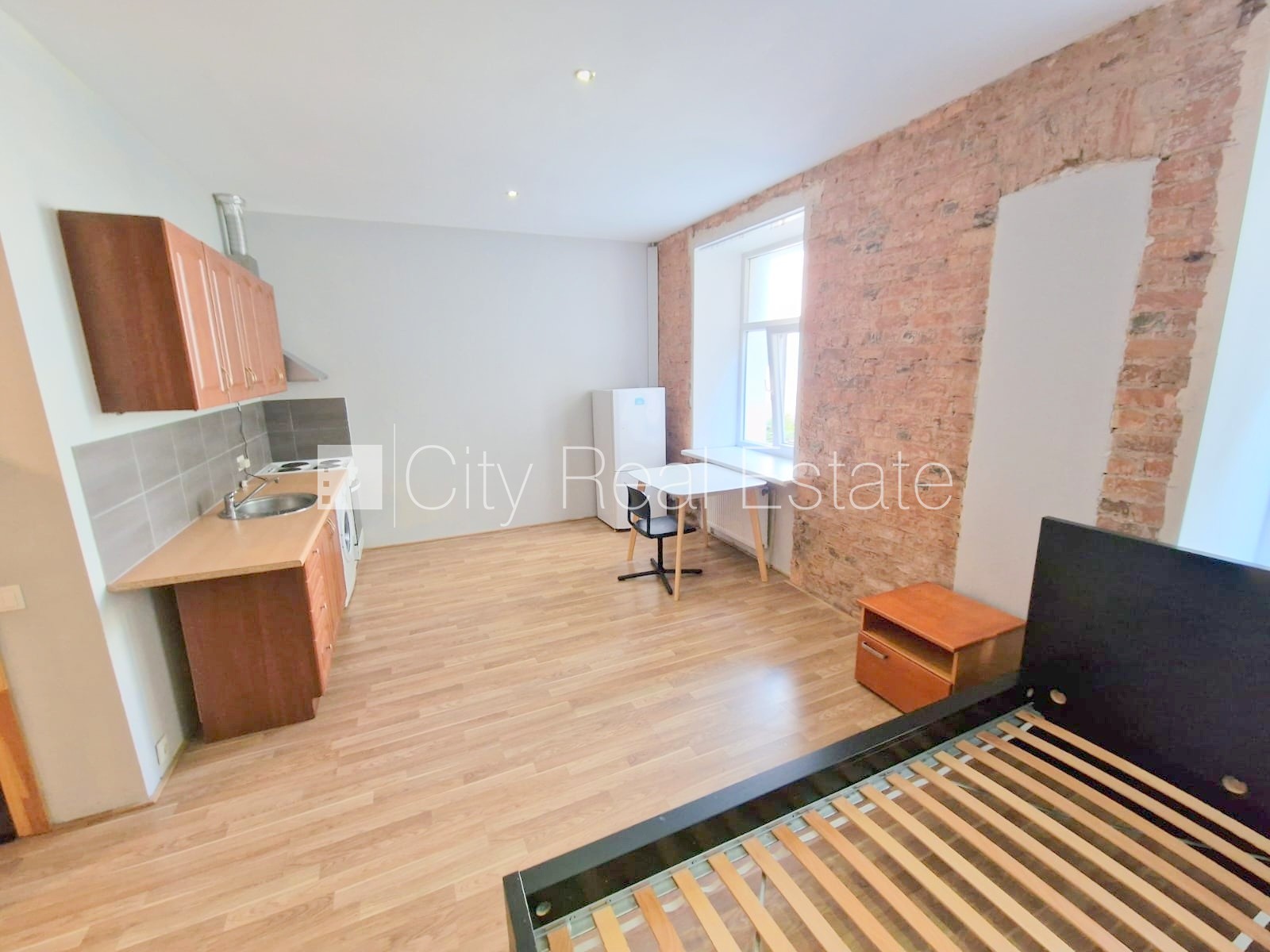 Sludinājumi. Pagalma ēka, renovēta māja, slēgts pagalms, ieeja no ielas un pagalma, kāpņu telpa pēc kosmētiskā Cena: 320 EUR/mēn Foto #4