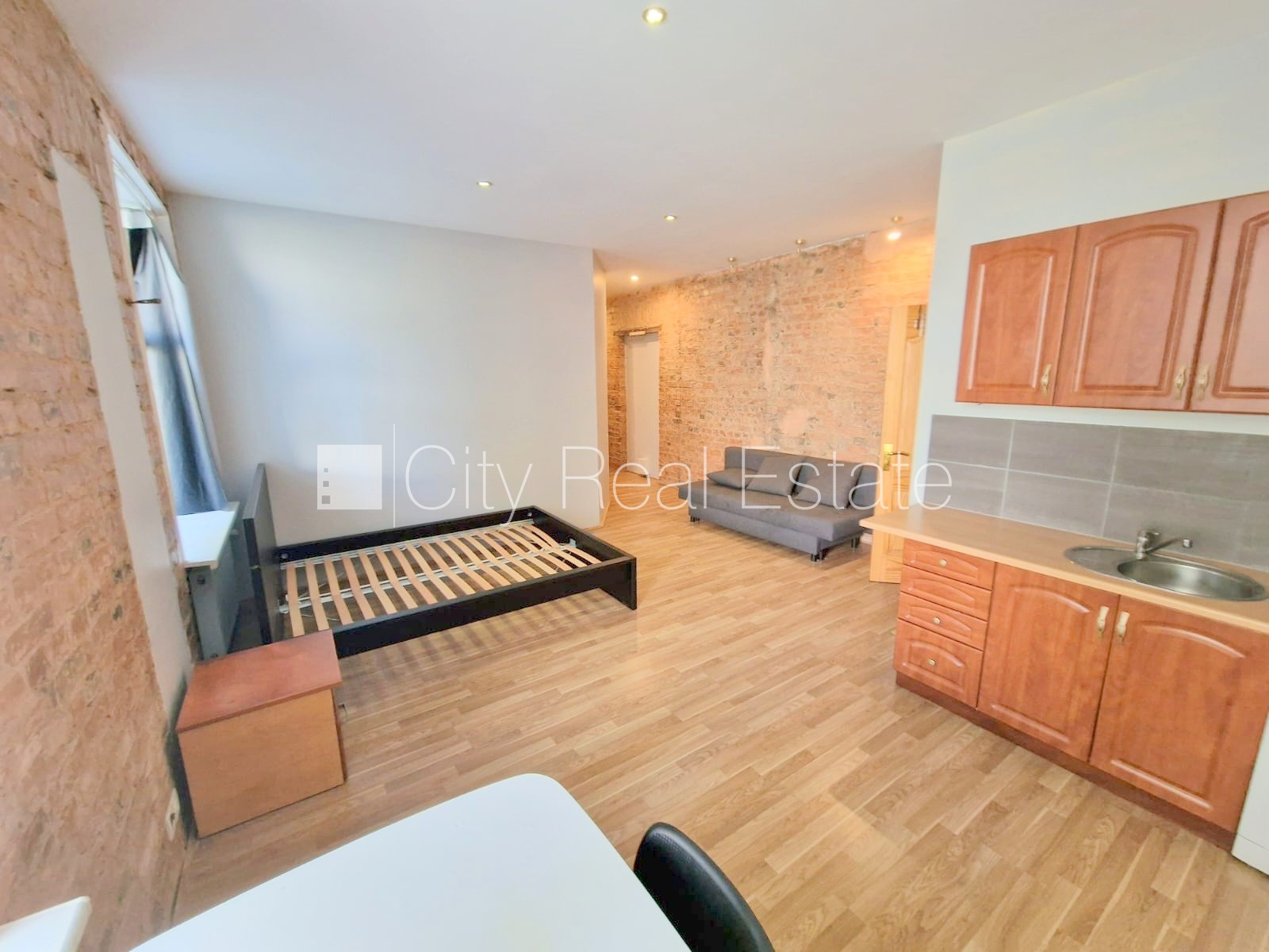 Sludinājumi. Pagalma ēka, renovēta māja, slēgts pagalms, ieeja no ielas un pagalma, kāpņu telpa pēc kosmētiskā Cena: 320 EUR/mēn Foto #7