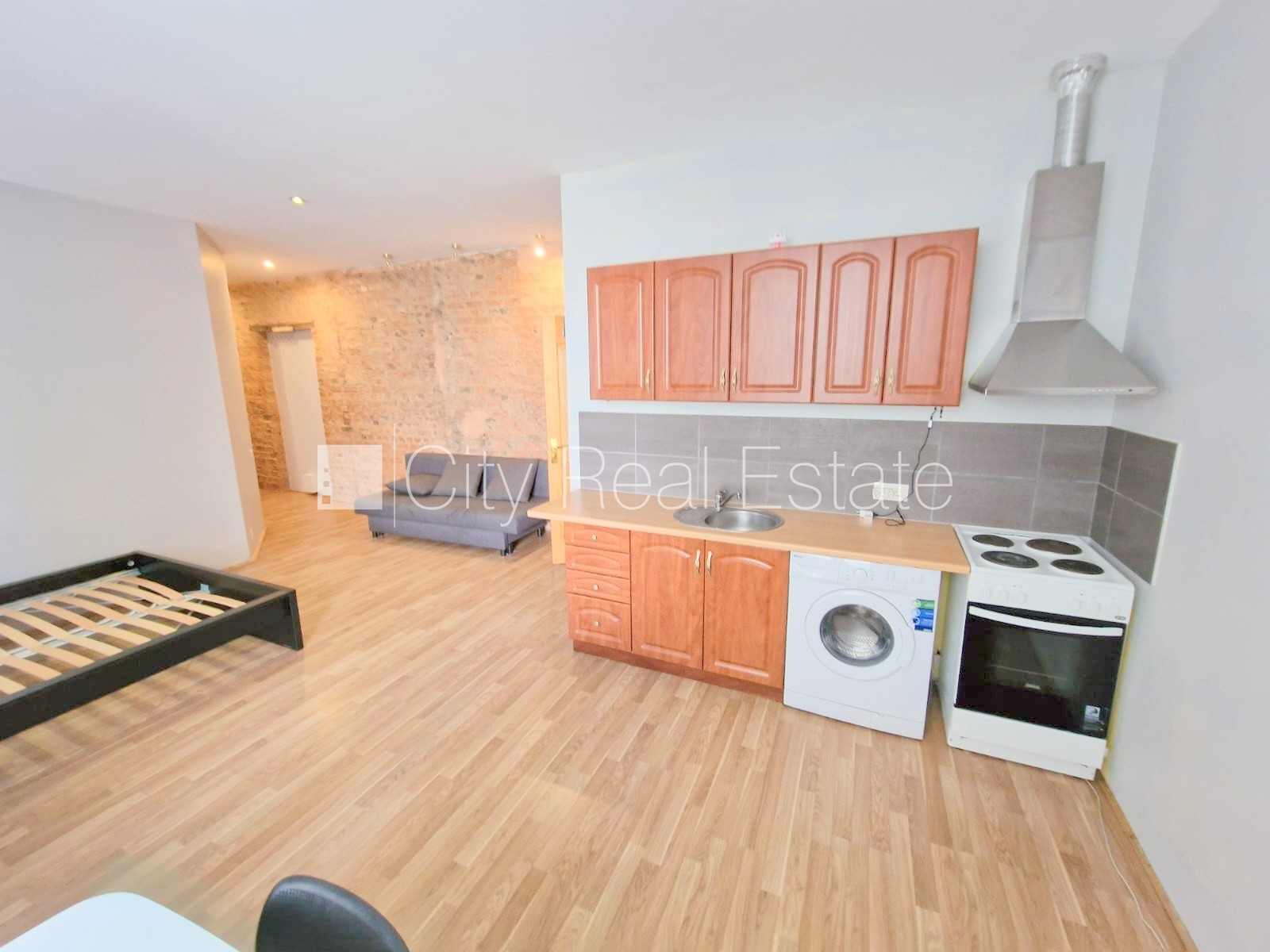 Sludinājumi. Pagalma ēka, renovēta māja, slēgts pagalms, ieeja no ielas un pagalma, kāpņu telpa pēc kosmētiskā Cena: 320 EUR/mēn Foto #1