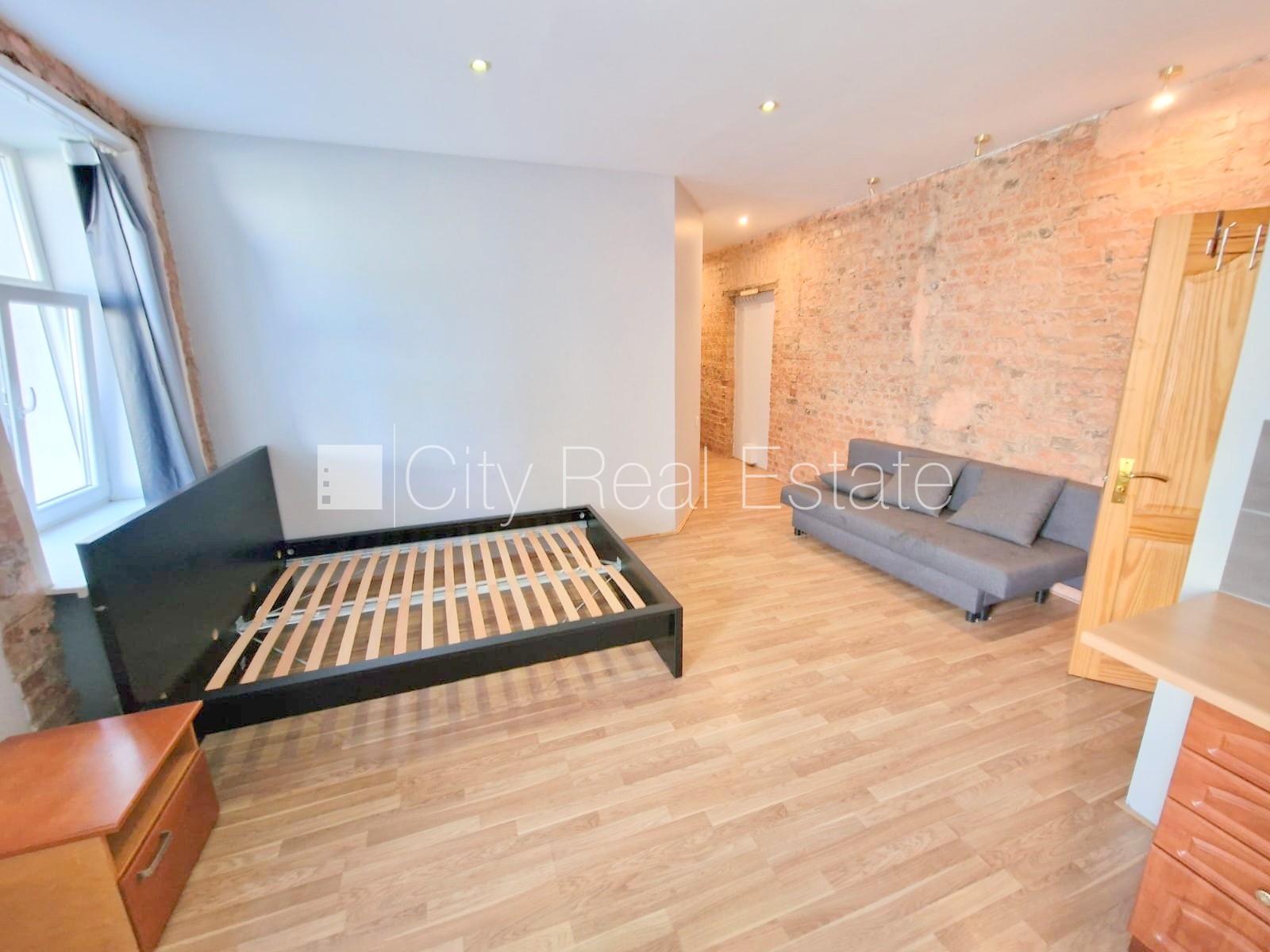 Sludinājumi. Pagalma ēka, renovēta māja, slēgts pagalms, ieeja no ielas un pagalma, kāpņu telpa pēc kosmētiskā Cena: 320 EUR/mēn Foto #5