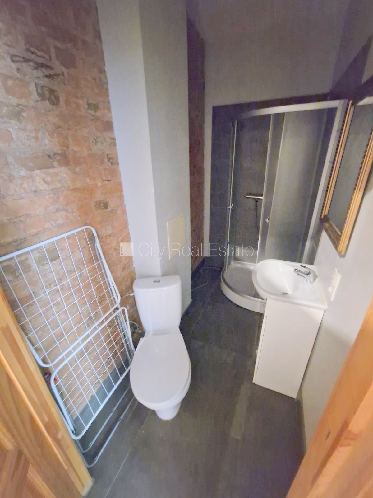 Sludinājumi. Pagalma ēka, renovēta māja, slēgts pagalms, ieeja no ielas un pagalma, kāpņu telpa pēc kosmētiskā Cena: 320 EUR/mēn Foto #13