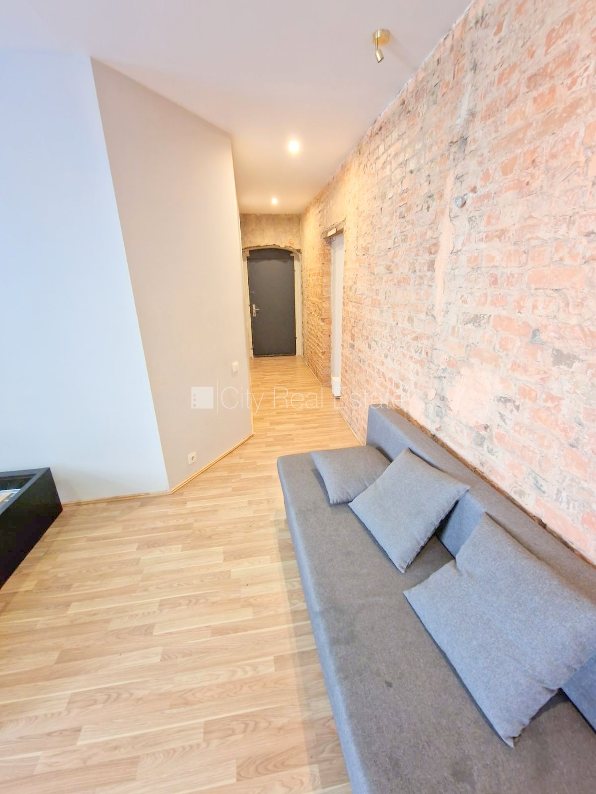 Sludinājumi. Pagalma ēka, renovēta māja, slēgts pagalms, ieeja no ielas un pagalma, kāpņu telpa pēc kosmētiskā Cena: 320 EUR/mēn Foto #12