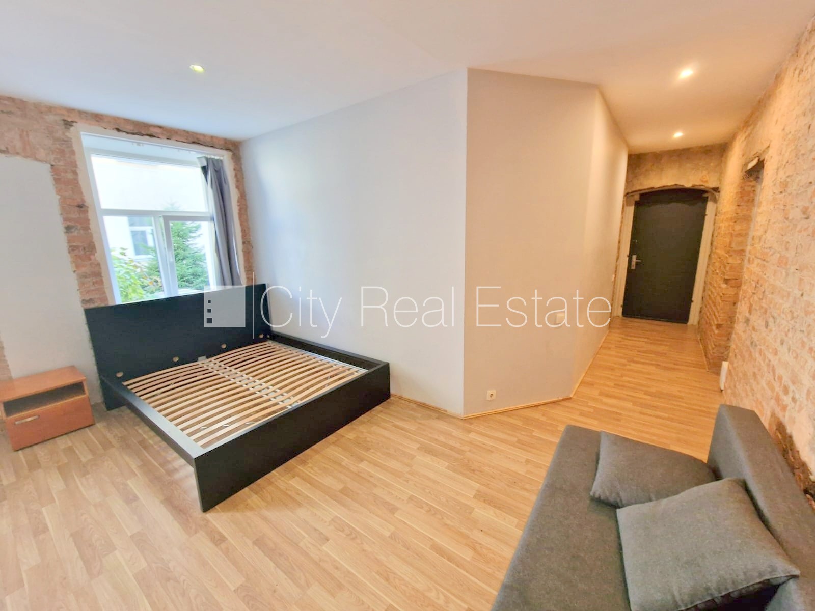 Sludinājumi. Pagalma ēka, renovēta māja, slēgts pagalms, ieeja no ielas un pagalma, kāpņu telpa pēc kosmētiskā Cena: 320 EUR/mēn Foto #8