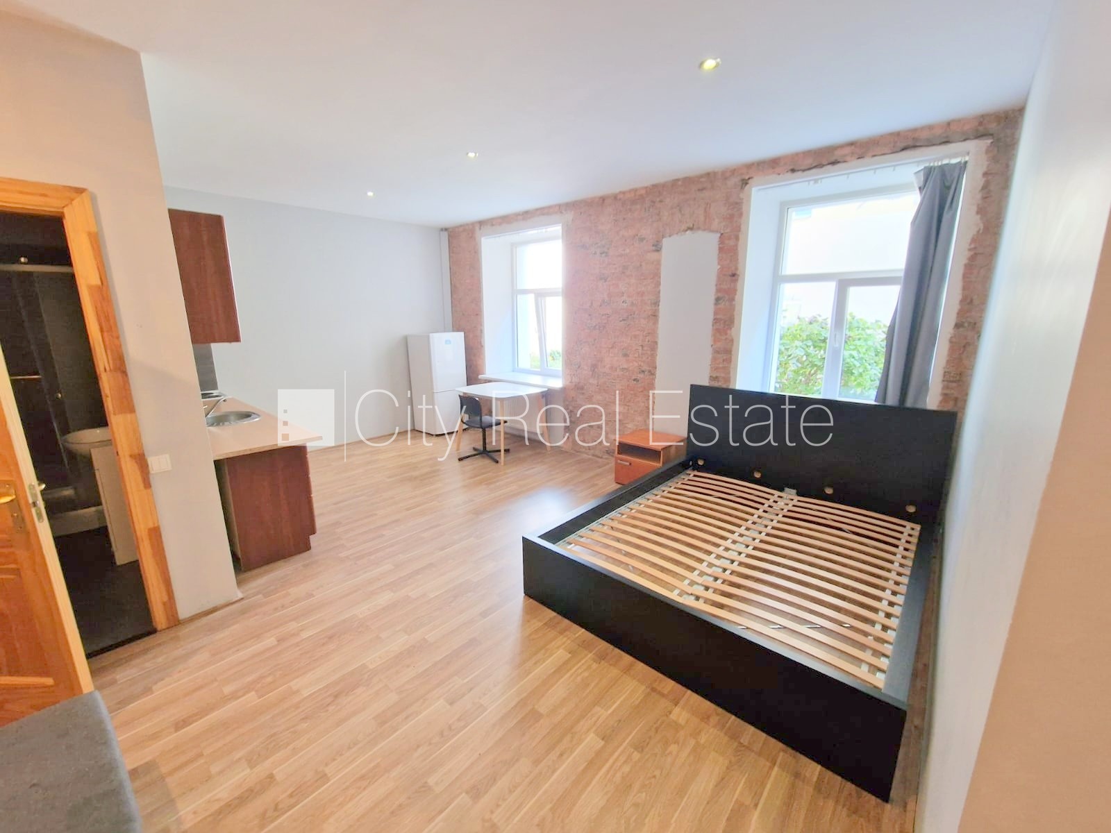 Sludinājumi. Pagalma ēka, renovēta māja, slēgts pagalms, ieeja no ielas un pagalma, kāpņu telpa pēc kosmētiskā Cena: 320 EUR/mēn Foto #3