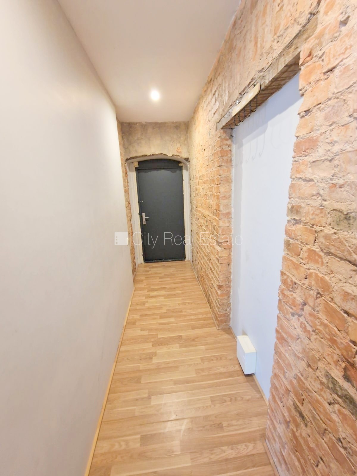 Sludinājumi. Pagalma ēka, renovēta māja, slēgts pagalms, ieeja no ielas un pagalma, kāpņu telpa pēc kosmētiskā Cena: 320 EUR/mēn Foto #15